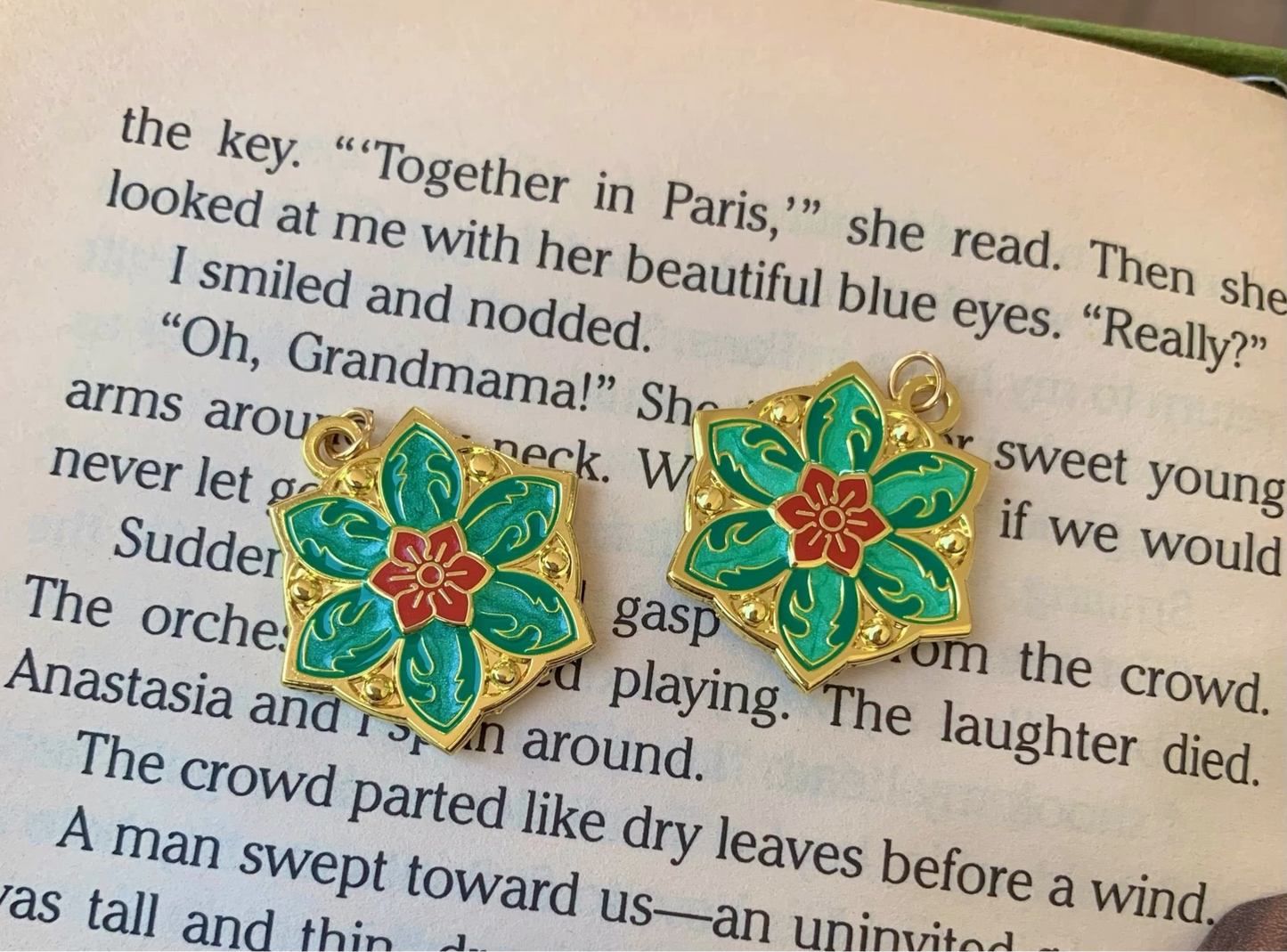 Collana Anastasia Together in Paris - Insieme a Parigi - Ciondolo Fiore Smaltato - Versione 2