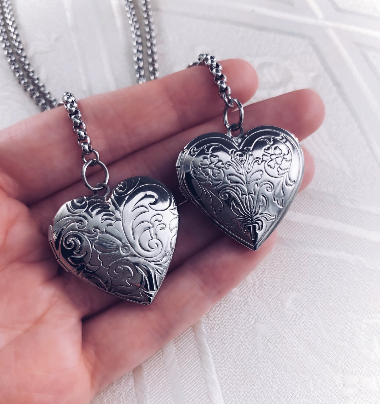Collana Ellen Medaglione Cuore Nosferatu - Ciondolo Portafoto Locket Gotico - Acciaio Inossidabile - Incisione Gratuita