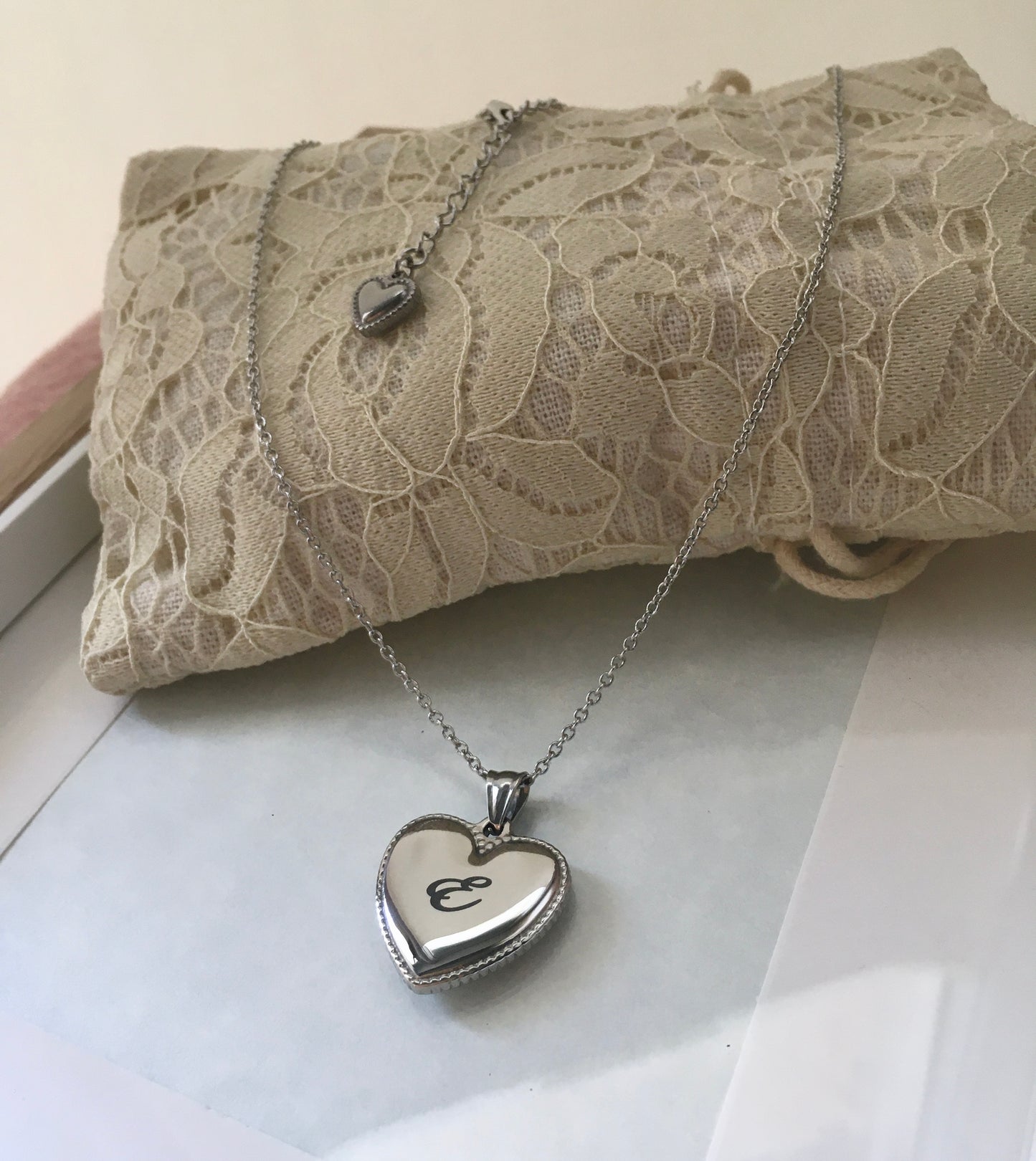 Collana Ciondolo Cuore Nome Inciso Iniziale Minimalista Acciaio Inossidabile -Idea Regalo - Incisione Personalizzata