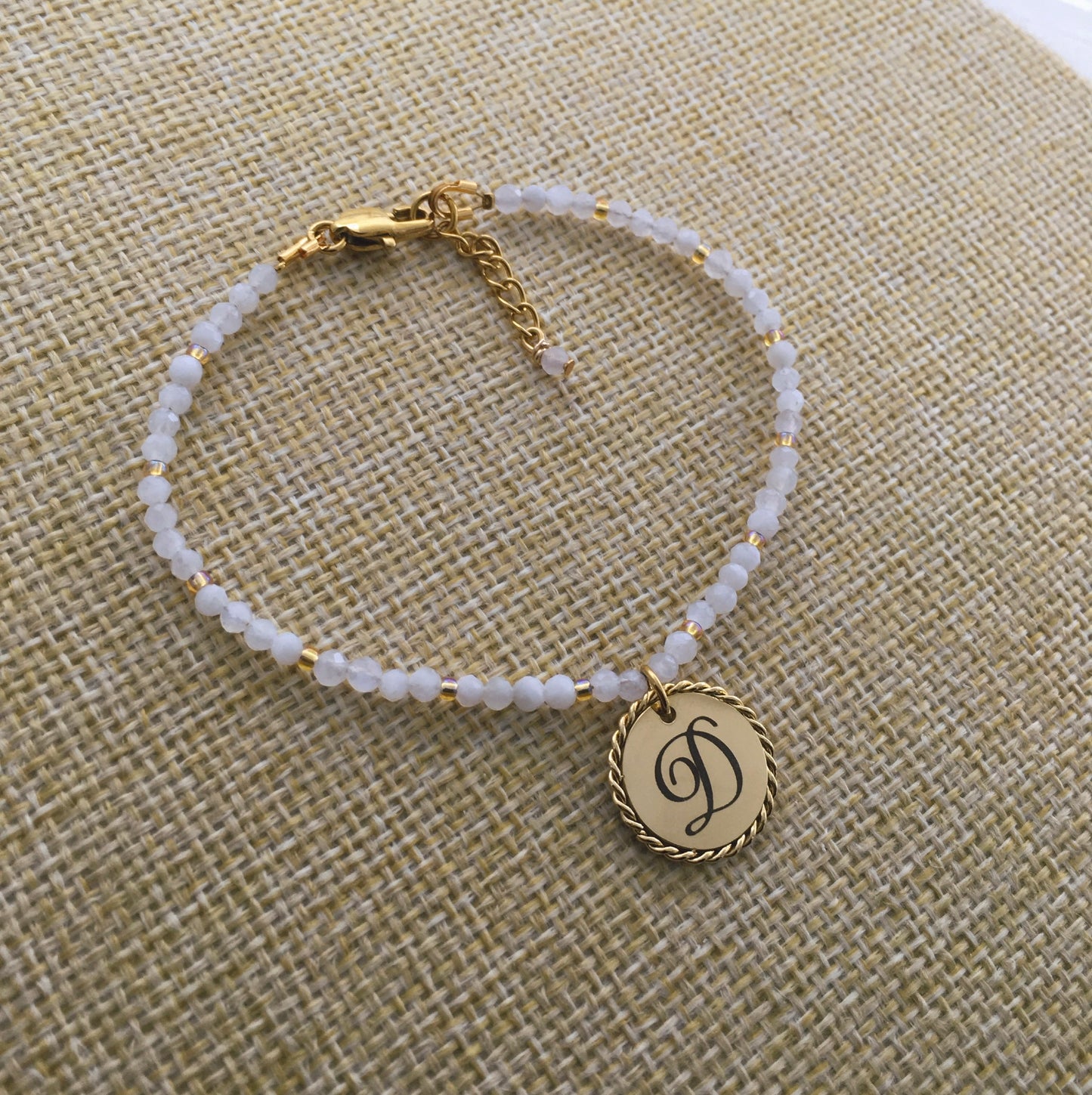 Bracciale perle Pietra di Luna naturali e perline Miyuki Gold - Ciondolo Rotondo Acciaio Dorato 18k Intrecciato - Incisione Personalizzata