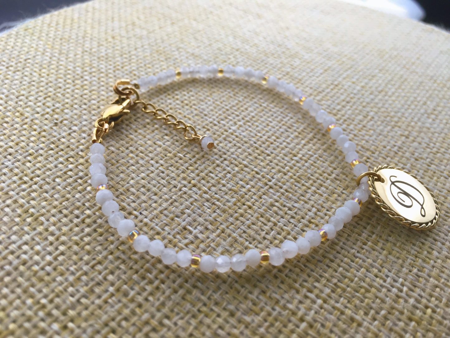 Bracciale perle Pietra di Luna naturali e perline Miyuki Gold - Ciondolo Rotondo Acciaio Dorato 18k Intrecciato - Incisione Personalizzata