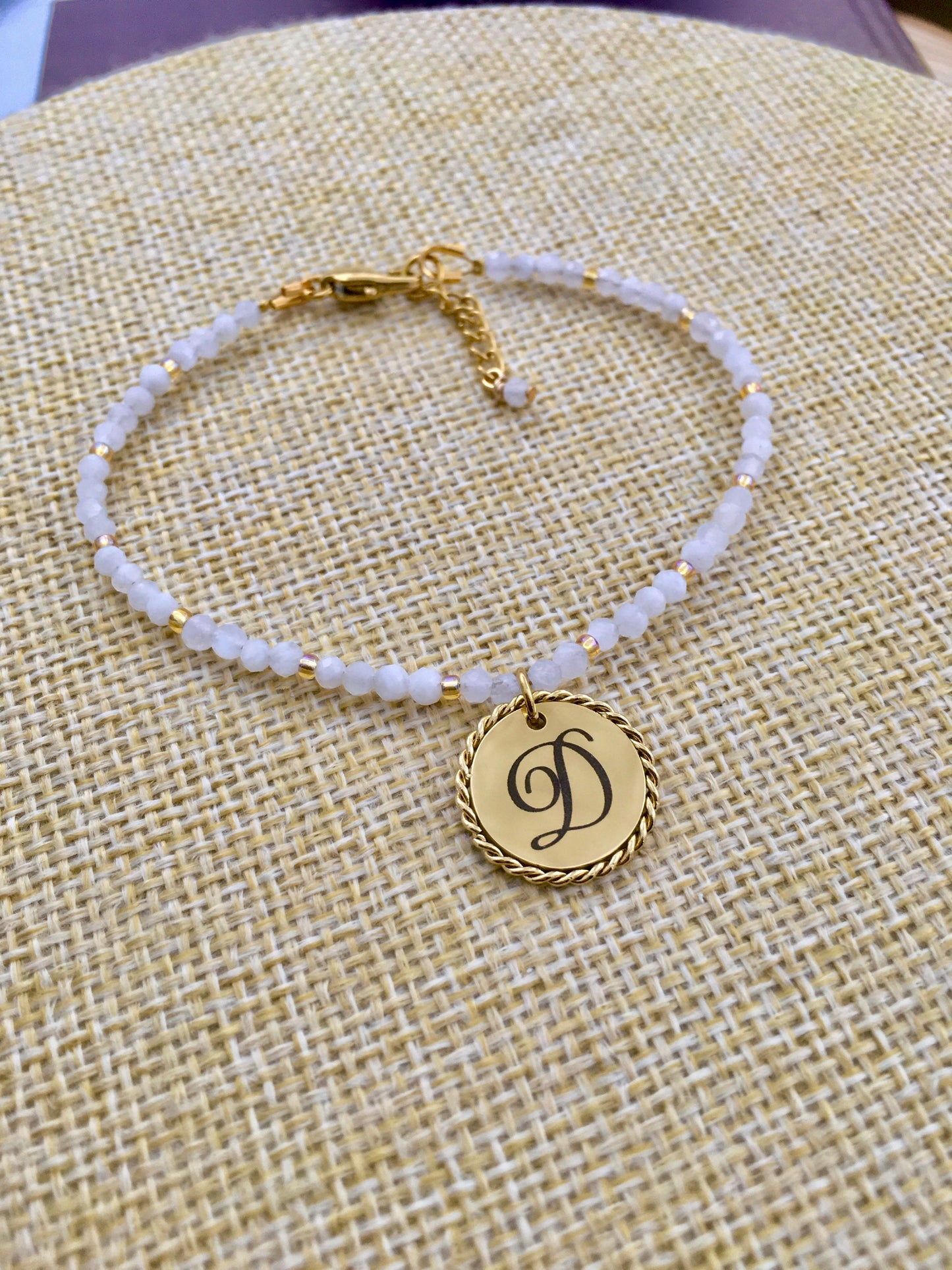 Bracciale perle Pietra di Luna naturali e perline Miyuki Gold - Ciondolo Rotondo Acciaio Dorato 18k Intrecciato - Incisione Personalizzata
