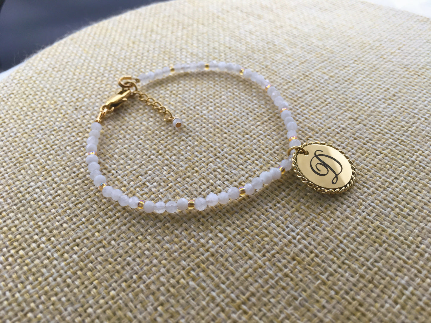 Bracciale perle Pietra di Luna naturali e perline Miyuki Gold - Ciondolo Rotondo Acciaio Dorato 18k Intrecciato - Incisione Personalizzata