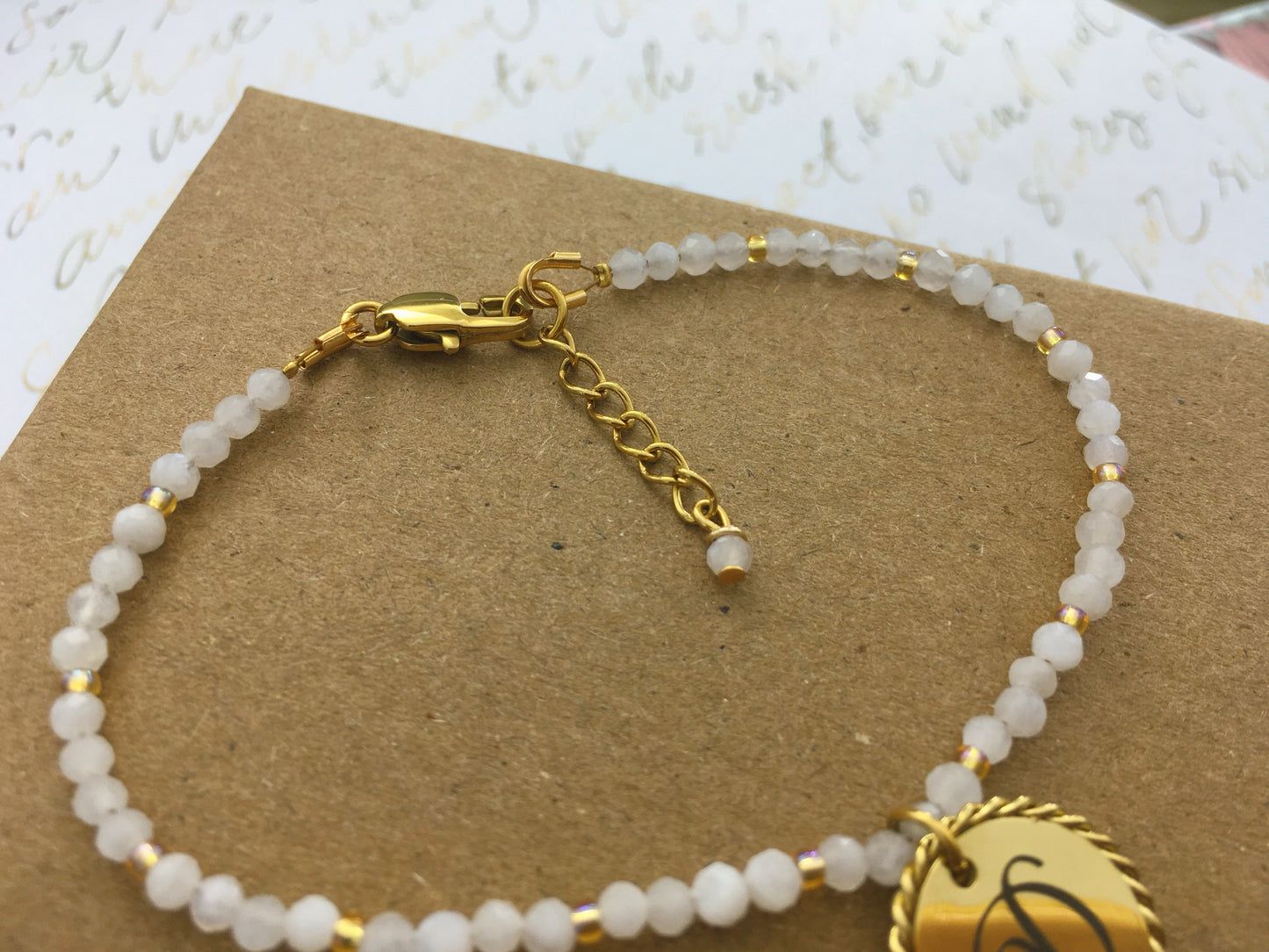 Bracciale perle Pietra di Luna naturali e perline Miyuki Gold - Ciondolo Rotondo Acciaio Dorato 18k Intrecciato - Incisione Personalizzata
