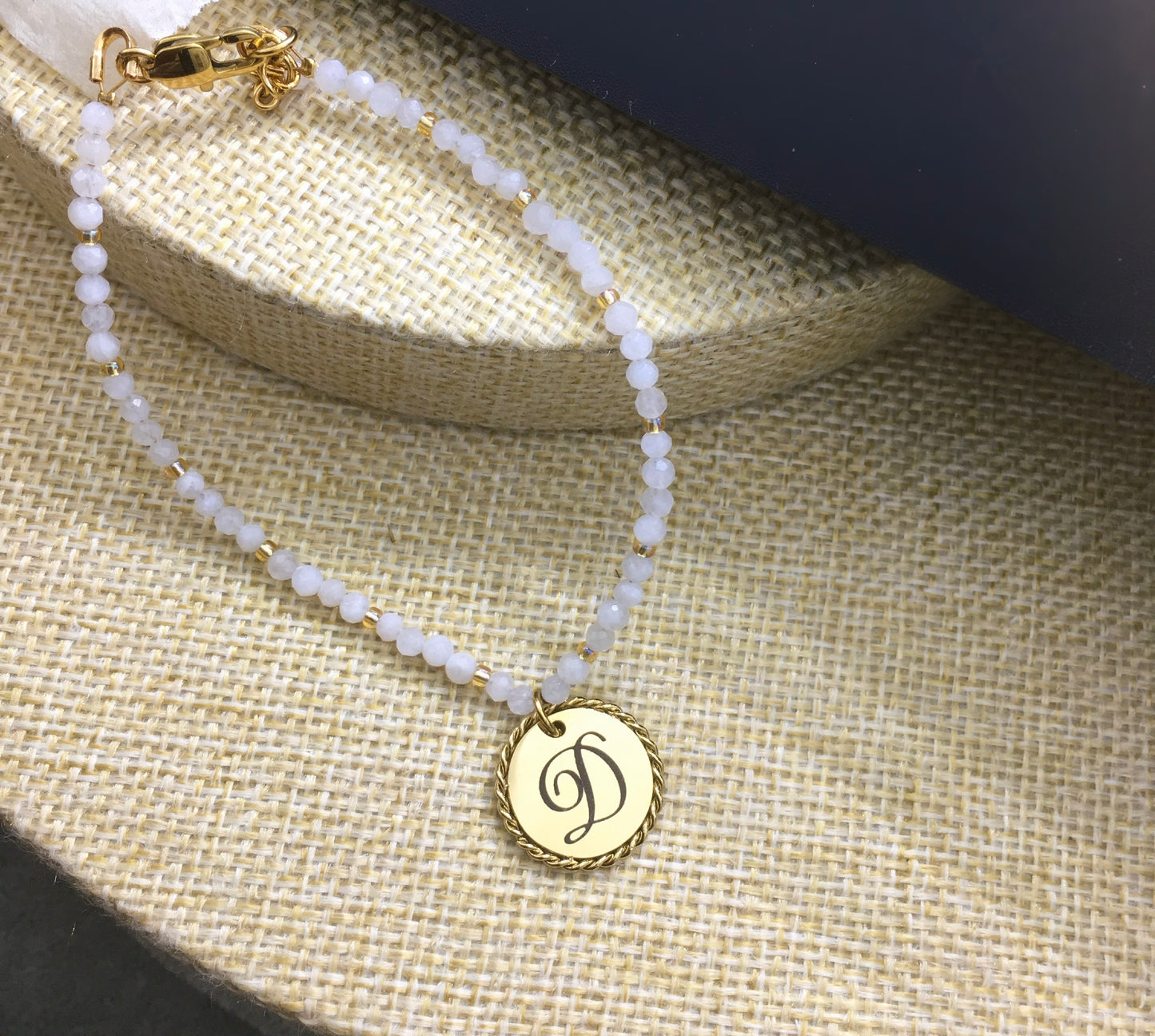 Bracciale perle Pietra di Luna naturali e perline Miyuki Gold - Ciondolo Rotondo Acciaio Dorato 18k Intrecciato - Incisione Personalizzata