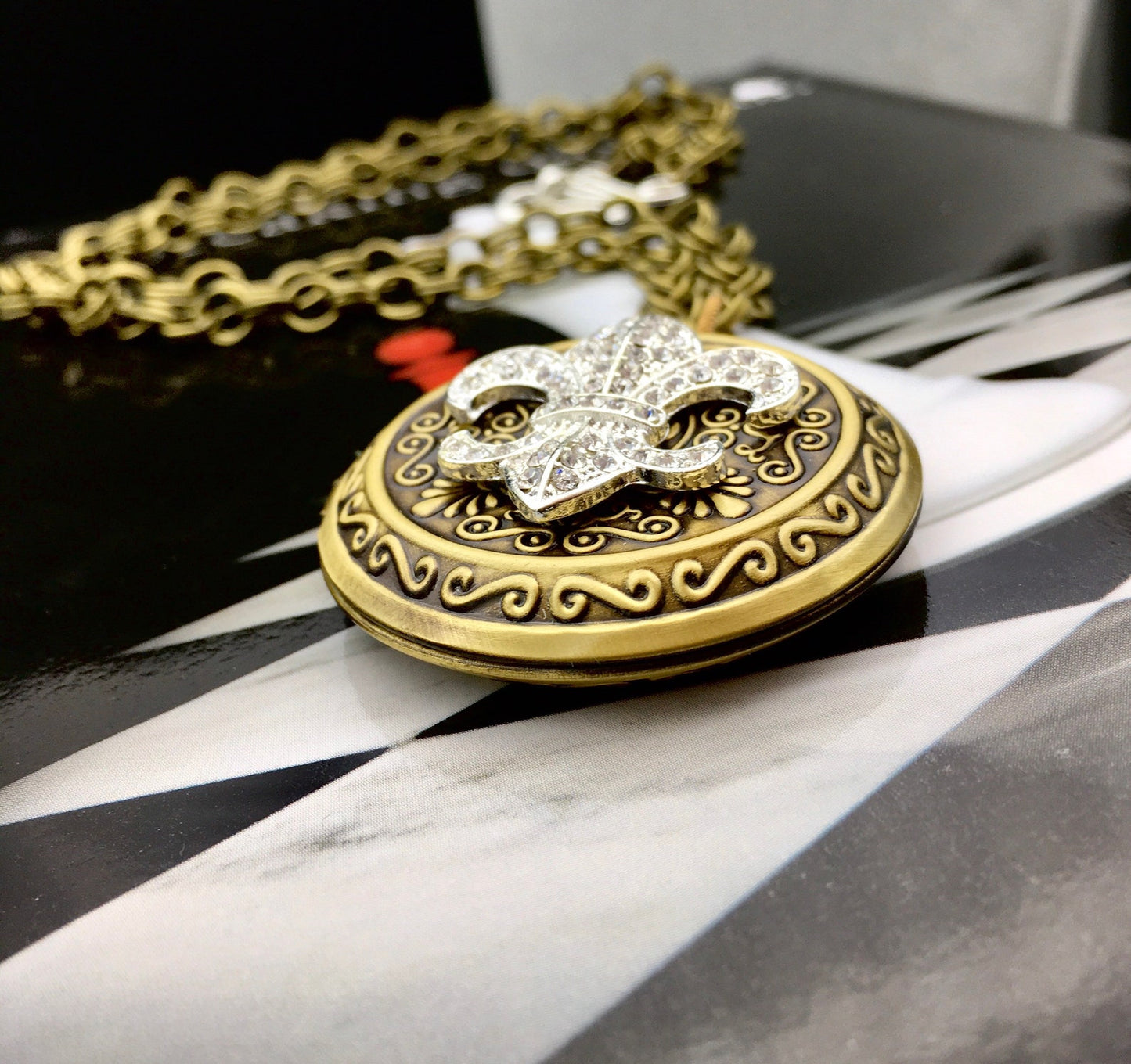 Collana "Plus Que Ma Proprie Vie" medaglione Renesmee giglio Fleur-de-lis Ciondolo Locket Aprile - Ciondolo portafoto citazione "Più della mia stessa vita"