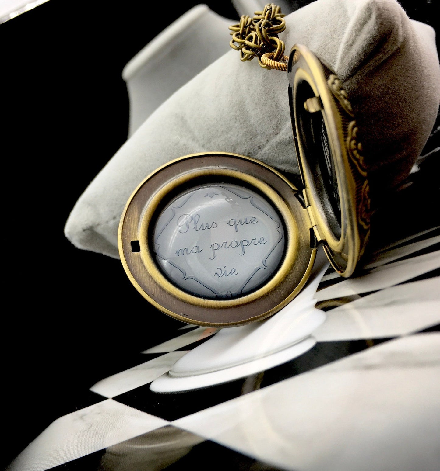 Collana "Plus Que Ma Proprie Vie" medaglione Renesmee giglio Fleur-de-lis Ciondolo Locket Aprile - Ciondolo portafoto citazione "Più della mia stessa vita"