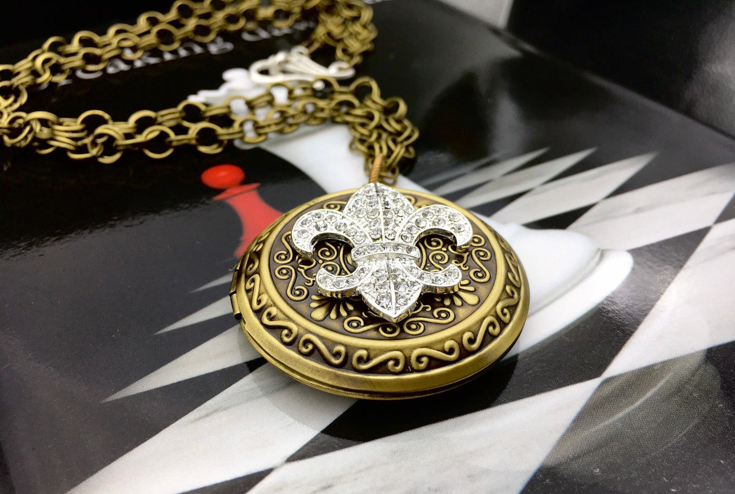 Collana "Plus Que Ma Proprie Vie" medaglione Renesmee giglio Fleur-de-lis Ciondolo Locket Aprile - Ciondolo portafoto citazione "Più della mia stessa vita"