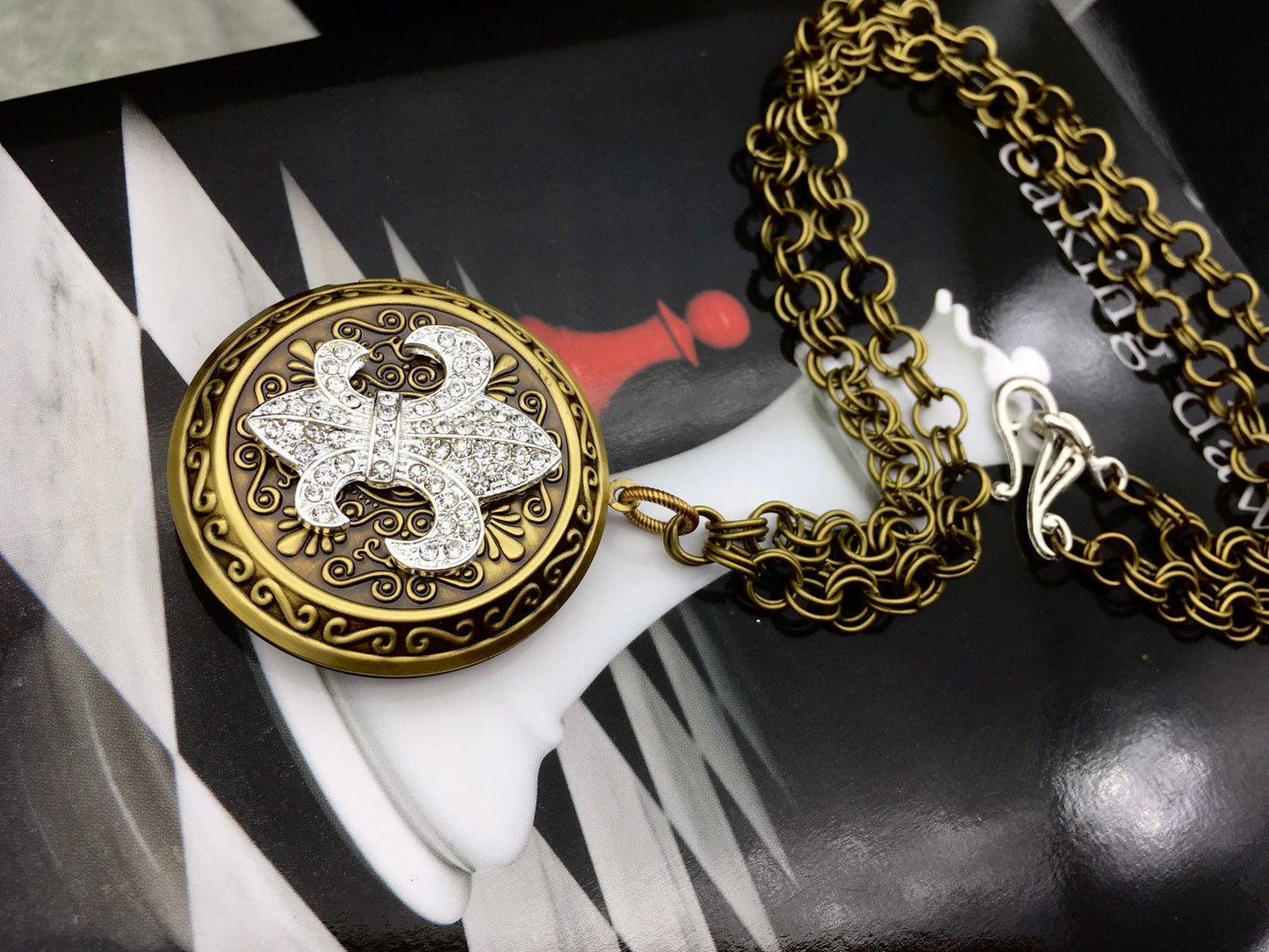 Collana "Plus Que Ma Proprie Vie" medaglione Renesmee giglio Fleur-de-lis Ciondolo Locket Aprile - Ciondolo portafoto citazione "Più della mia stessa vita"
