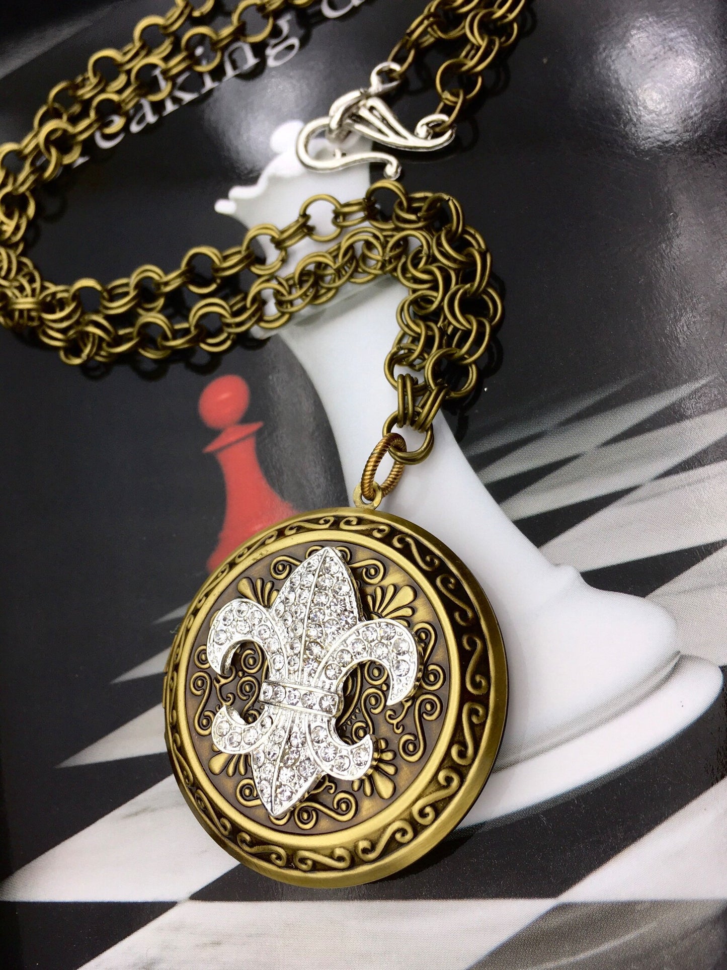 Collana "Plus Que Ma Proprie Vie" medaglione Renesmee giglio Fleur-de-lis Ciondolo Locket Aprile - Ciondolo portafoto citazione "Più della mia stessa vita"