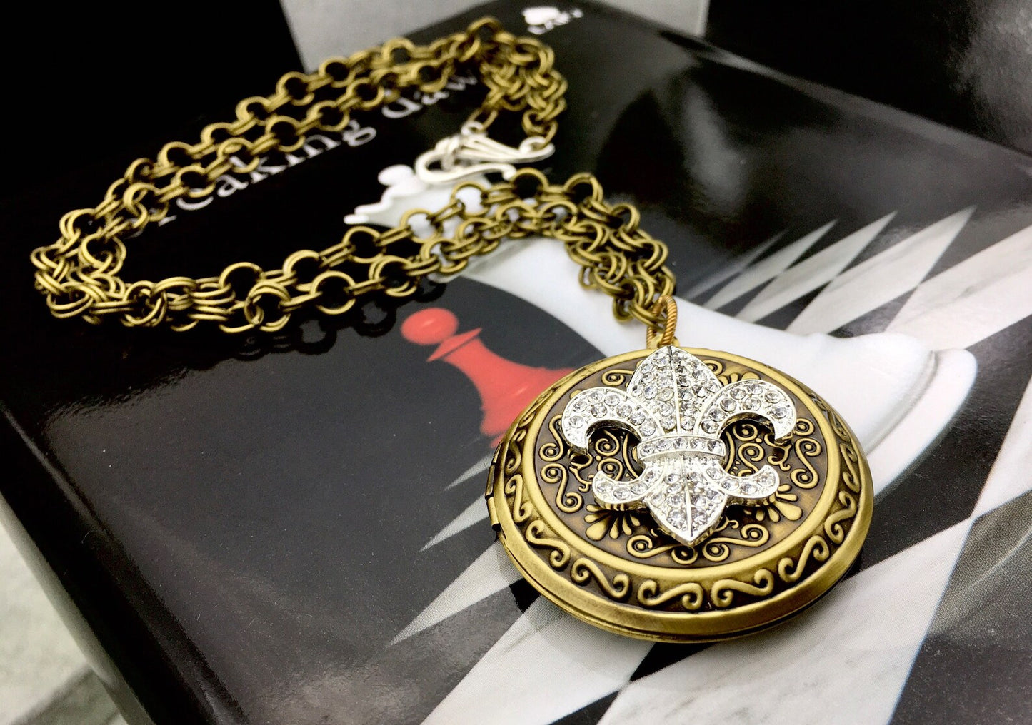 Collana "Plus Que Ma Proprie Vie" medaglione Renesmee giglio Fleur-de-lis Ciondolo Locket Aprile - Ciondolo portafoto citazione "Più della mia stessa vita"