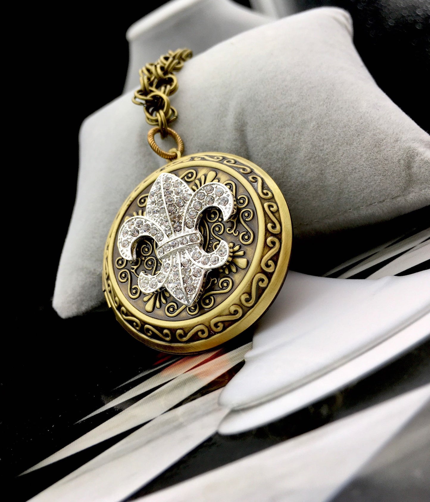 Collana "Plus Que Ma Proprie Vie" medaglione Renesmee giglio Fleur-de-lis Ciondolo Locket Aprile - Ciondolo portafoto citazione "Più della mia stessa vita"
