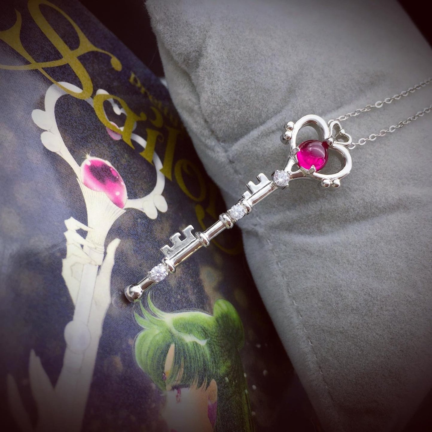 Collana Sailor Moon Chiave del Tempo Sailor Pluto Ciondolo Argento Sterling 925 Cristalli Cubic Zirconia