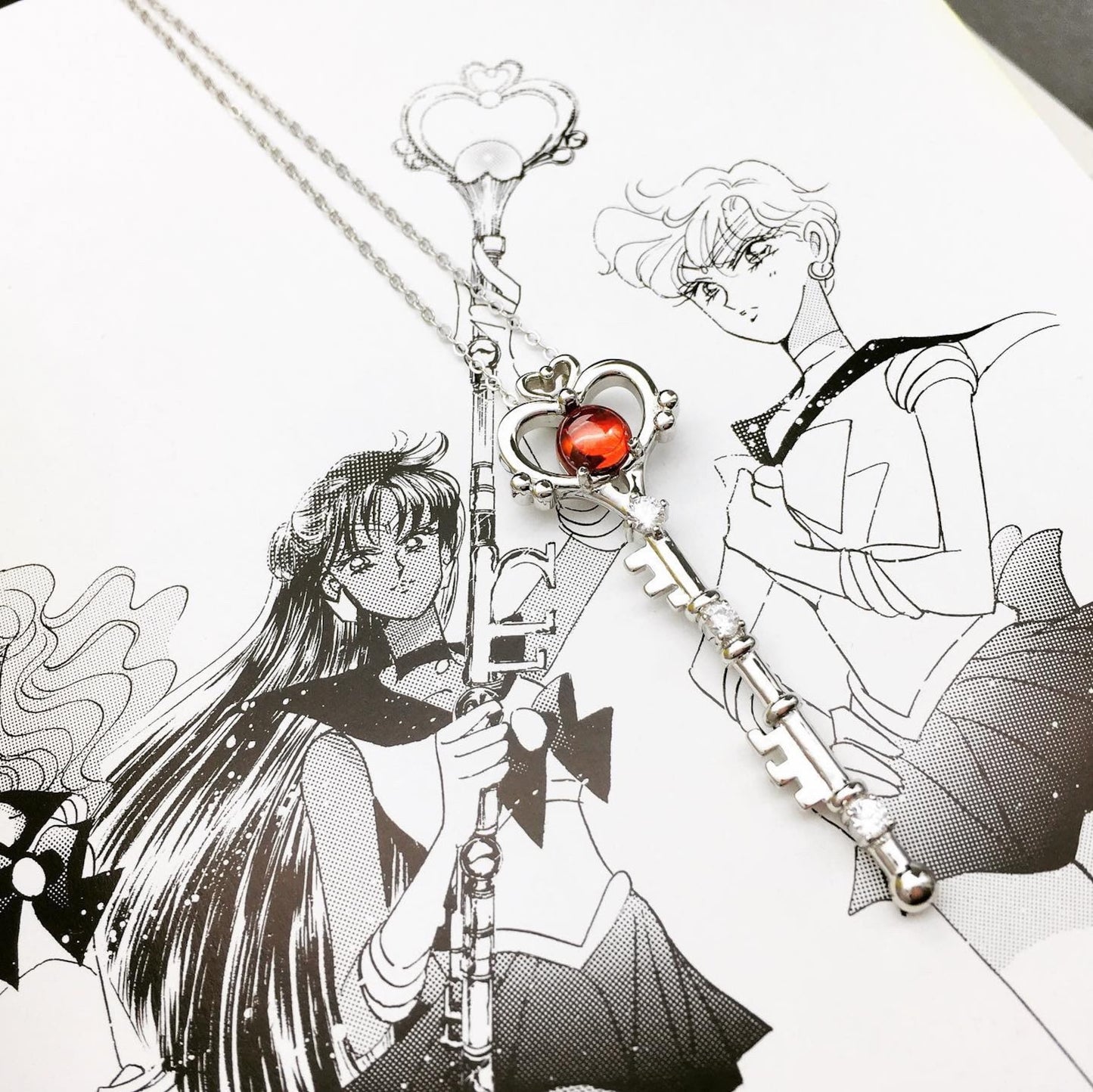 Collana Sailor Moon Chiave del Tempo Sailor Pluto Ciondolo Argento Sterling 925 Cristalli Cubic Zirconia