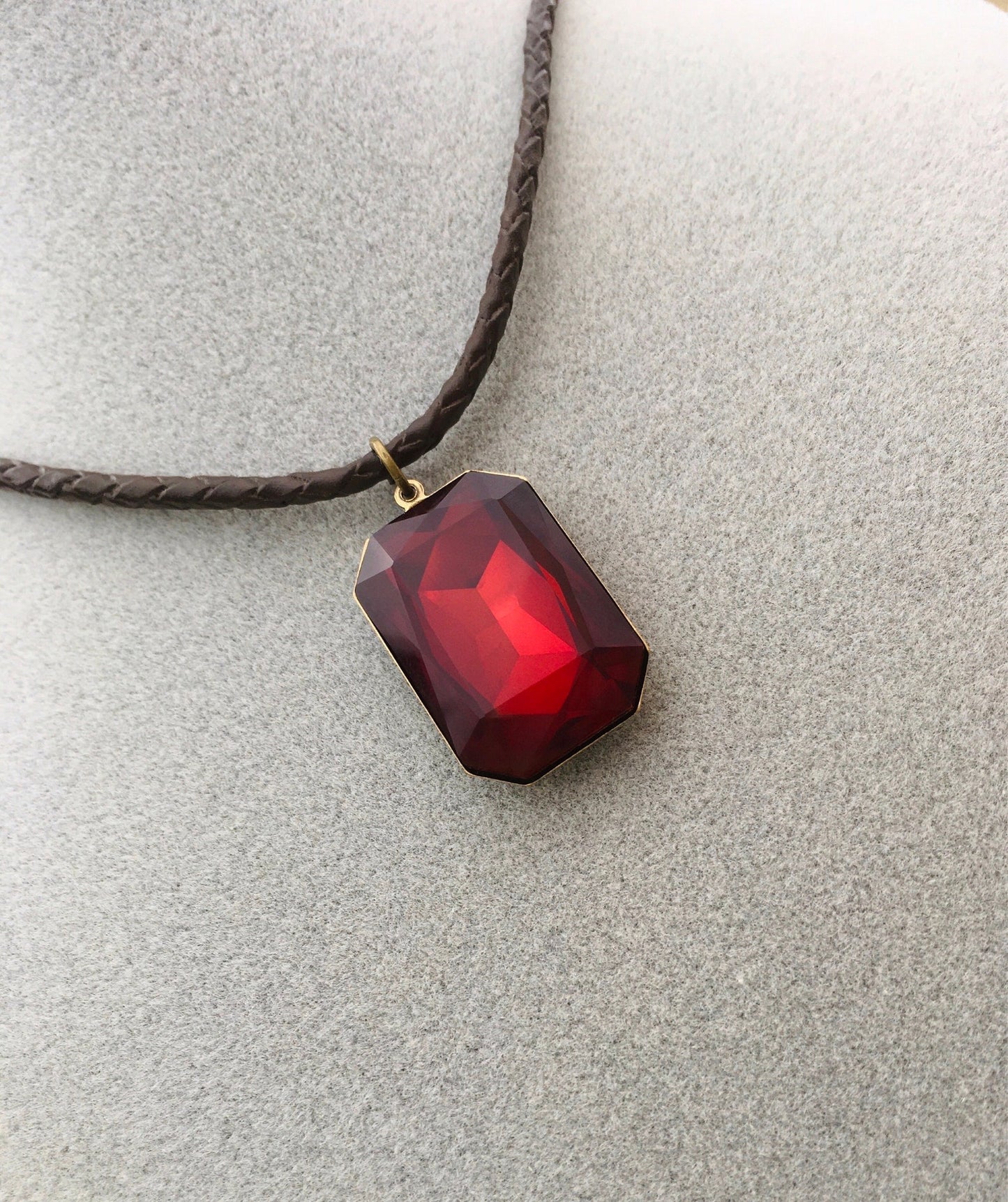 Collana Morfeo Sogno Pendente Ottagono Ottone con Cristallo Rosso Siam Vetro Aurora