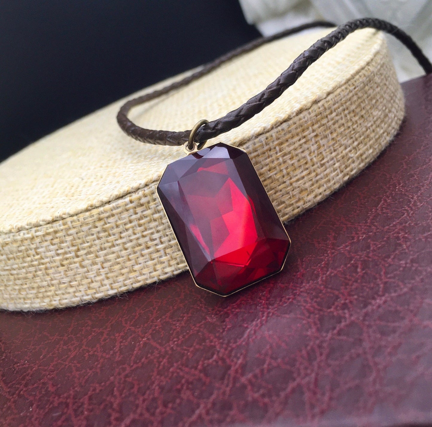 Collana Morfeo Sogno Pendente Ottagono Ottone con Cristallo Rosso Siam Vetro Aurora