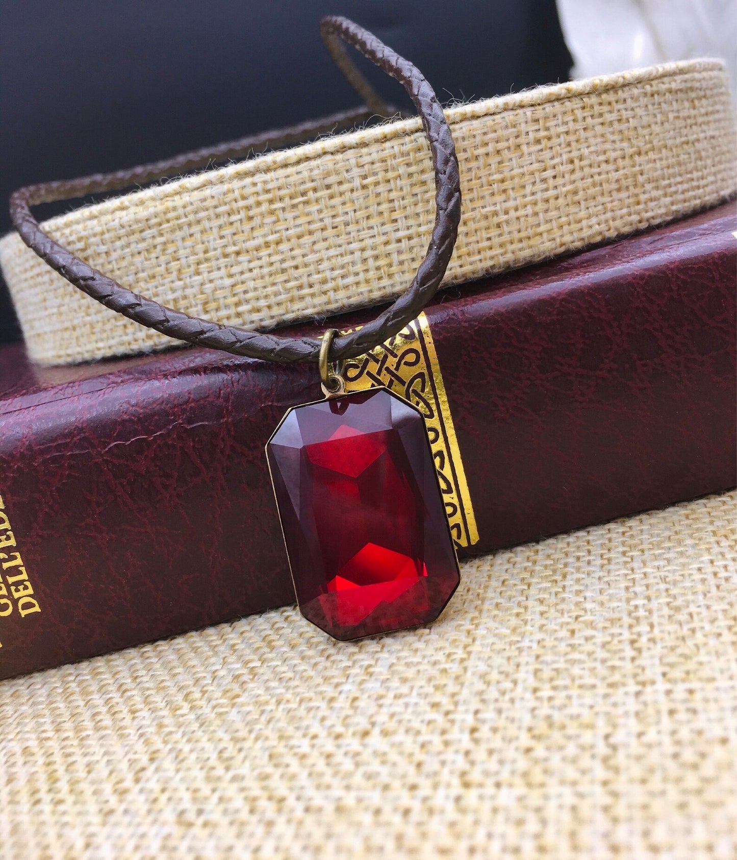 Collana Morfeo Sogno Pendente Ottagono Ottone con Cristallo Rosso Siam Vetro Aurora