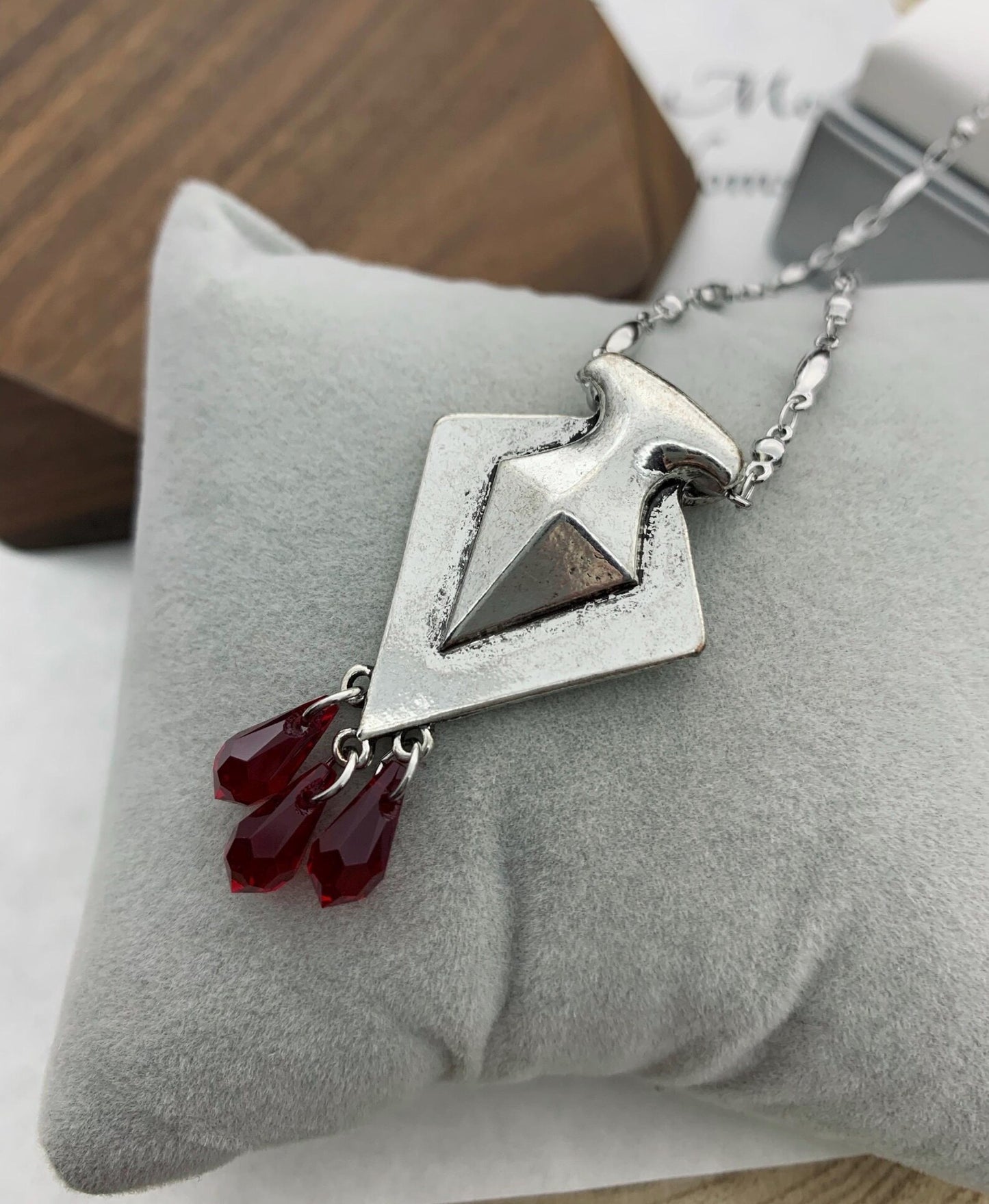Collana Rhaneyra Targaryen Regina dei Draghi - Cristalli Goccia Rosso Siam
