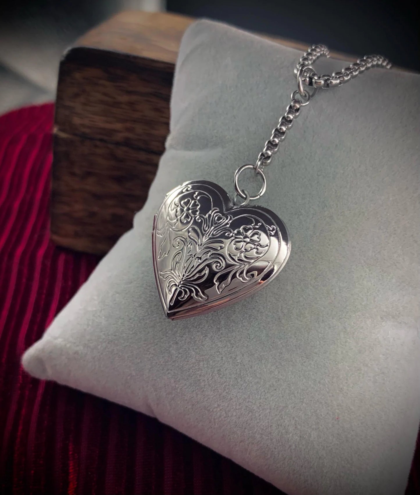 Collana Ellen Medaglione Cuore Nosferatu - Ciondolo Portafoto Locket Gotico - Acciaio Inossidabile - Incisione Gratuita