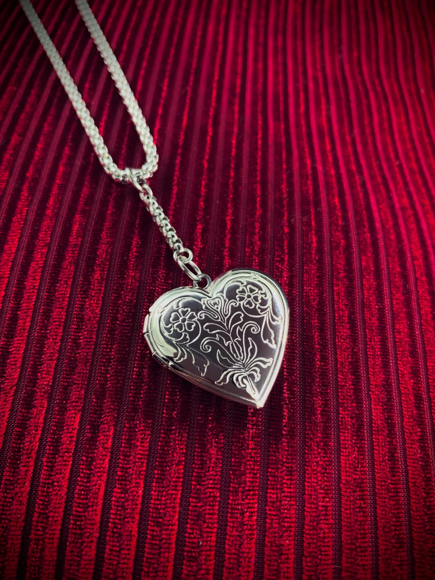 Collana Ellen Medaglione Cuore Nosferatu - Ciondolo Portafoto Locket Gotico - Acciaio Inossidabile - Incisione Gratuita