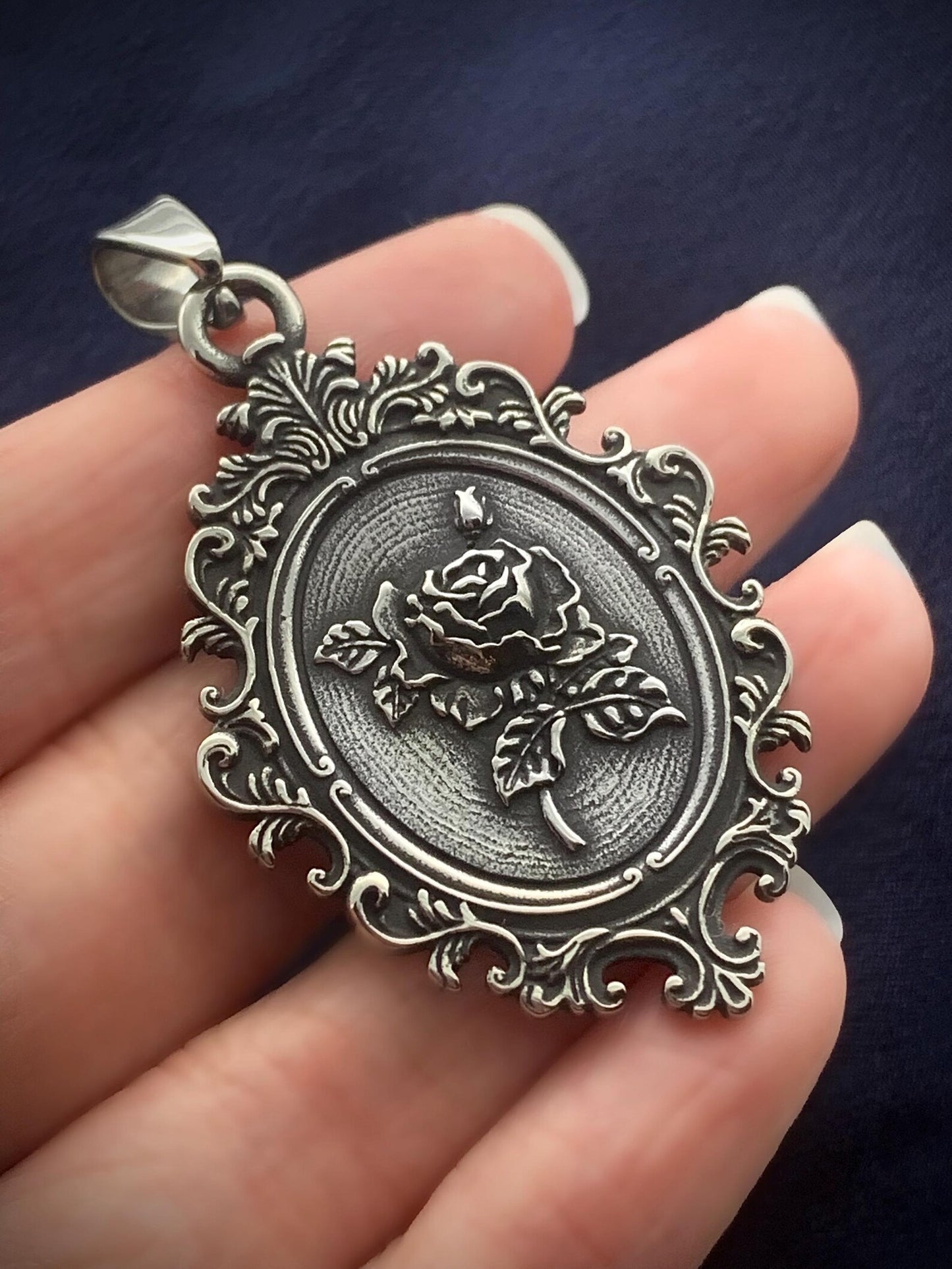 Collana Pendente Inciso Citazione Medaglione Fiore Rosa Specchio Gotico - Ciondolo Acciaio Inossidabile - Incisione Personalizzata