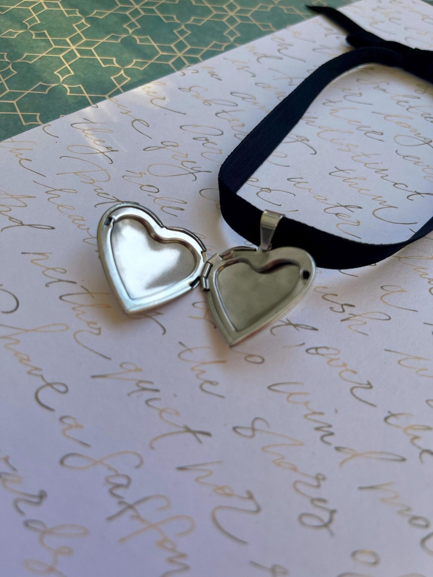 Collana Collarino Velluto Medaglione Cuore - Ciondolo Portafoto Locket Choker - Acciaio Inossidabile - Incisione Personalizzata