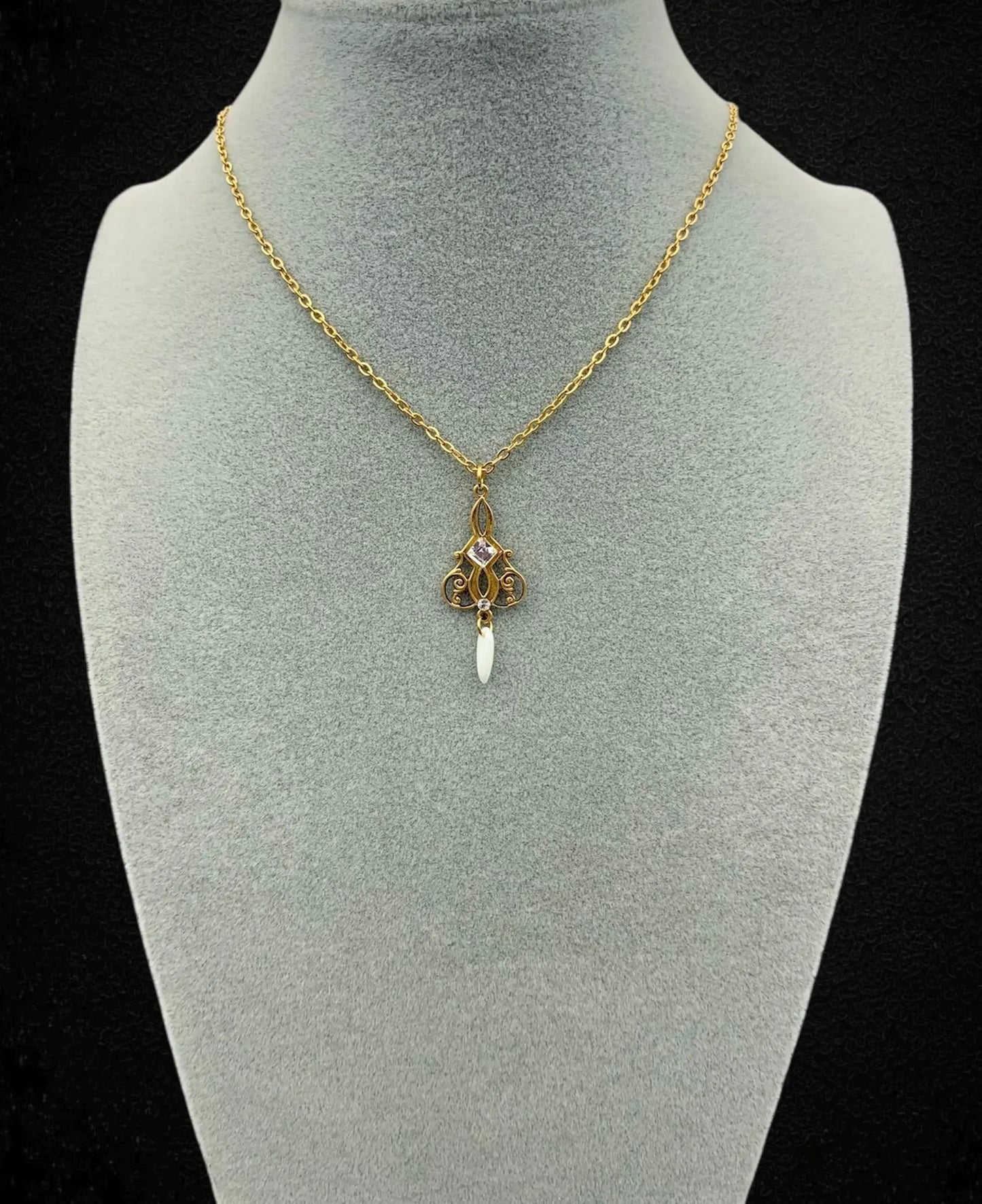 Collana "Rose" in Ottone Dorato con Pendente in Vetro a forma di Daga e Cristallo Rombo - Stile Art Deco Style - Versione Piccola