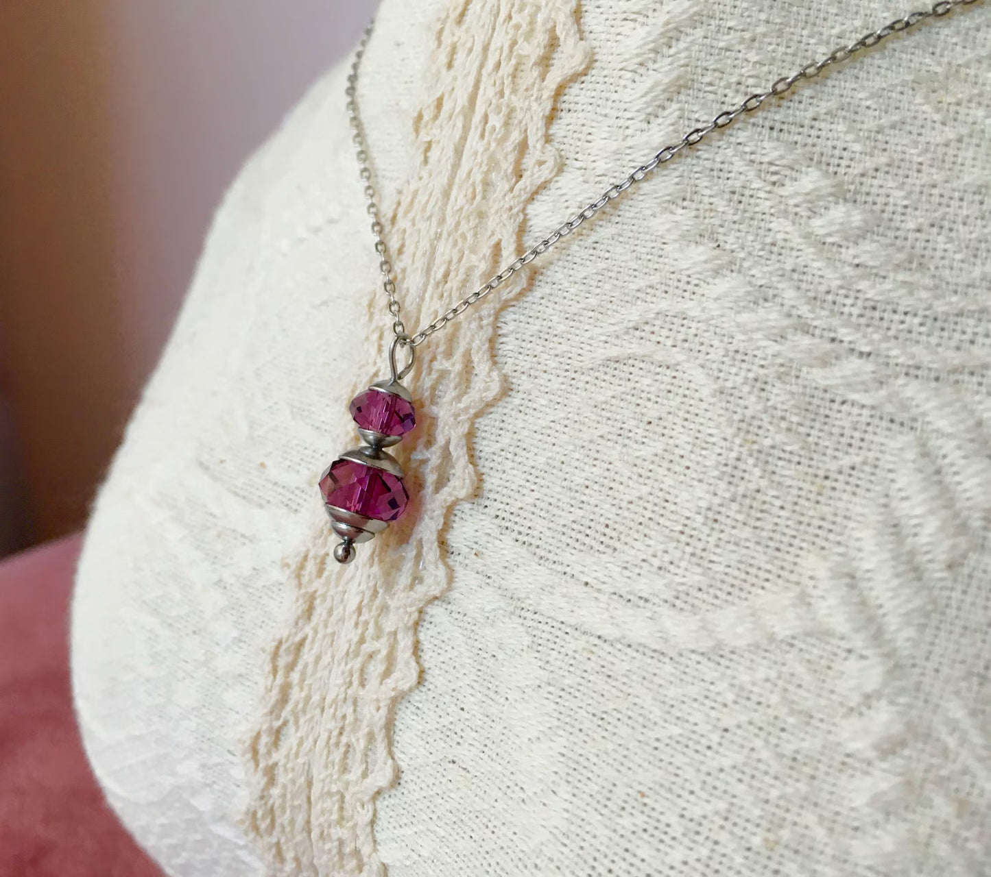 Collana Sophie Bridgerton - Edwardian Regency Style - Delicato Ciondolo con Perline in Cristallo Swarovski Viola e Acciaio Inossidabile - Lady in Silver