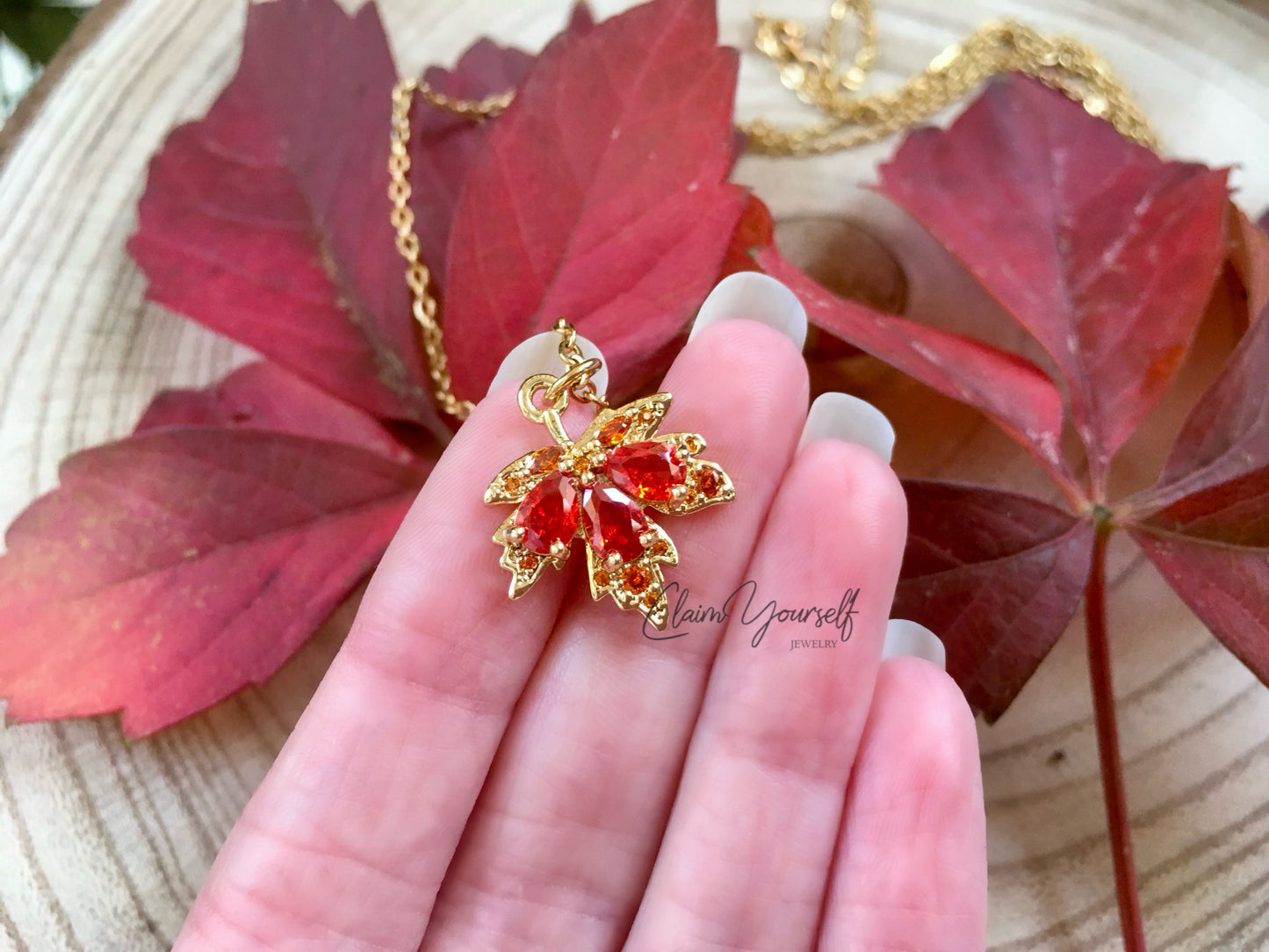 Collana "Autumn Maple Leaf" - Foglia d'Acero Pendente in ottone placcato oro 18k e cristalli Cubic Zirconia Orange-Red - Gioielli Autunno