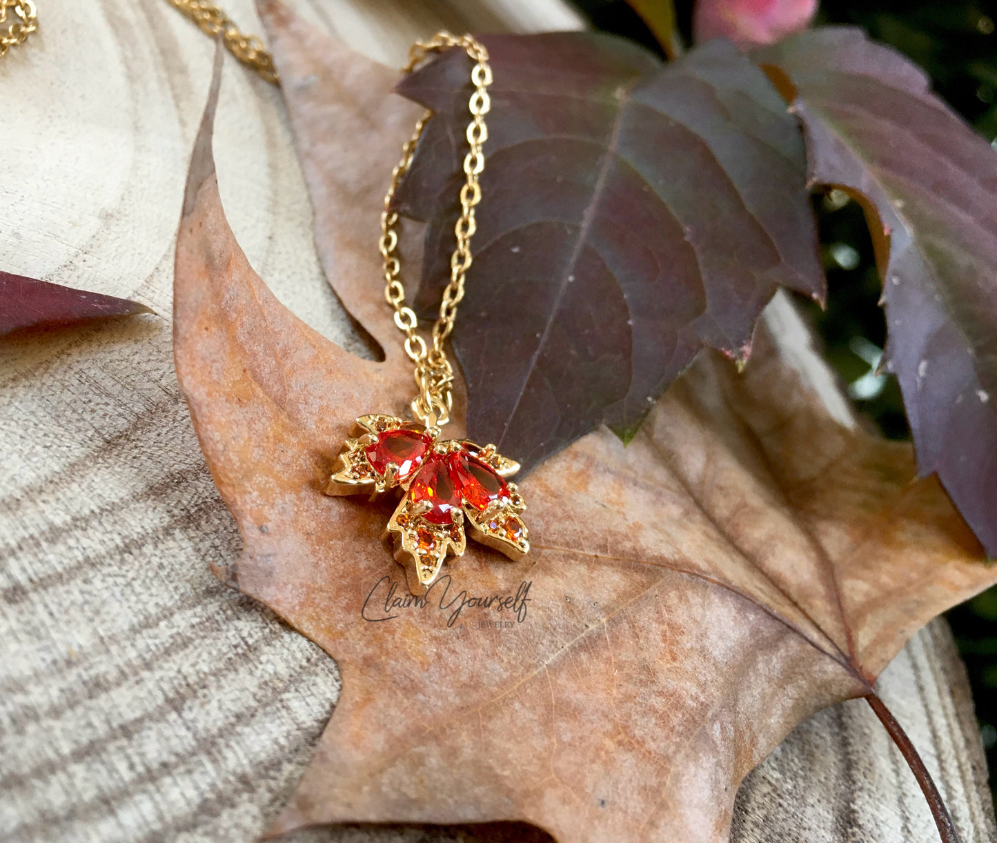 Collana "Autumn Maple Leaf" - Foglia d'Acero Pendente in ottone placcato oro 18k e cristalli Cubic Zirconia Orange-Red - Gioielli Autunno