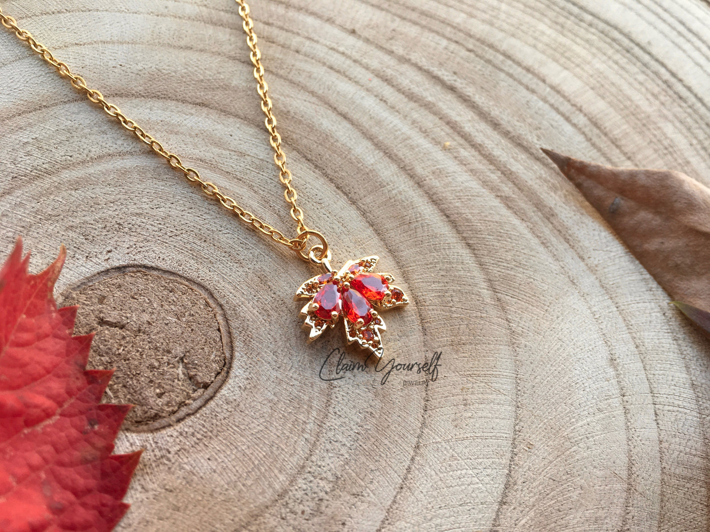 Collana "Autumn Maple Leaf" - Foglia d'Acero Pendente in ottone placcato oro 18k e cristalli Cubic Zirconia Orange-Red - Gioielli Autunno