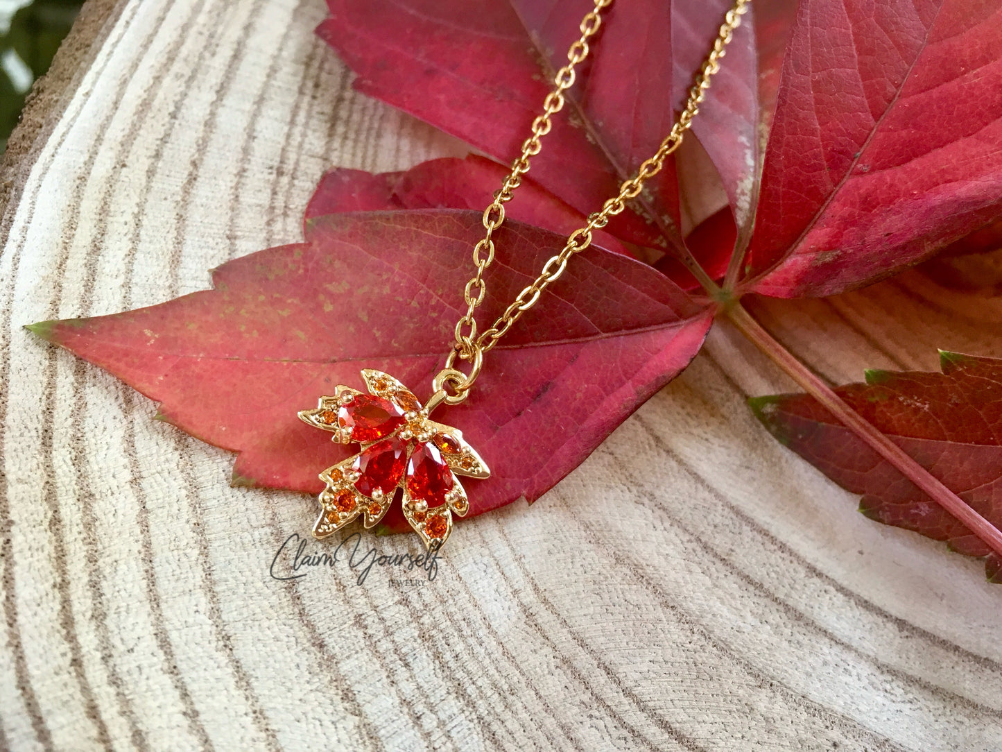 Collana "Autumn Maple Leaf" - Foglia d'Acero Pendente in ottone placcato oro 18k e cristalli Cubic Zirconia Orange-Red - Gioielli Autunno