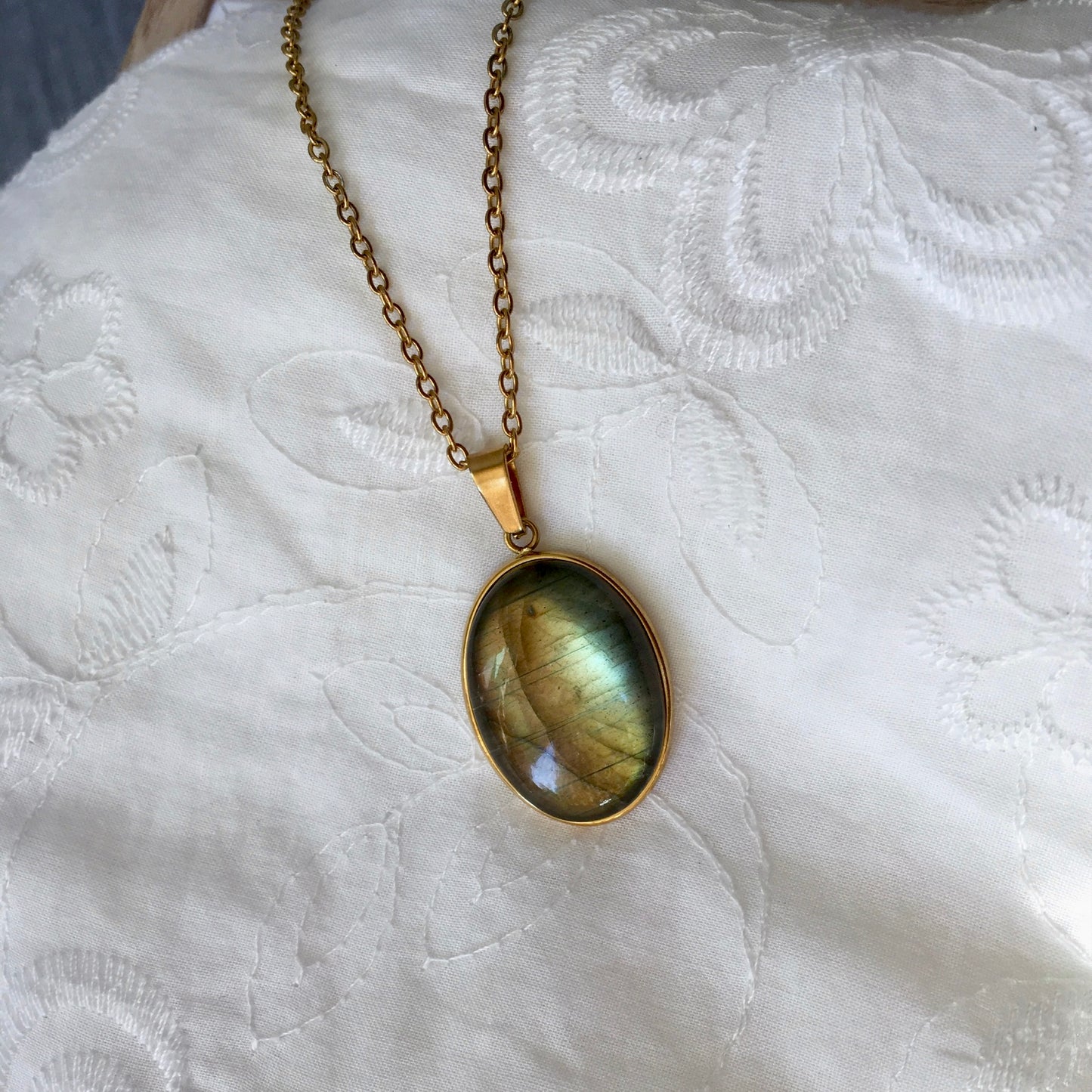 Collana Labradorite Naturale Cabochon Ovale - Acciaio Inossidabile Oro 18k - Pendente Pietra Semipreziosa - Incisione Personalizzata