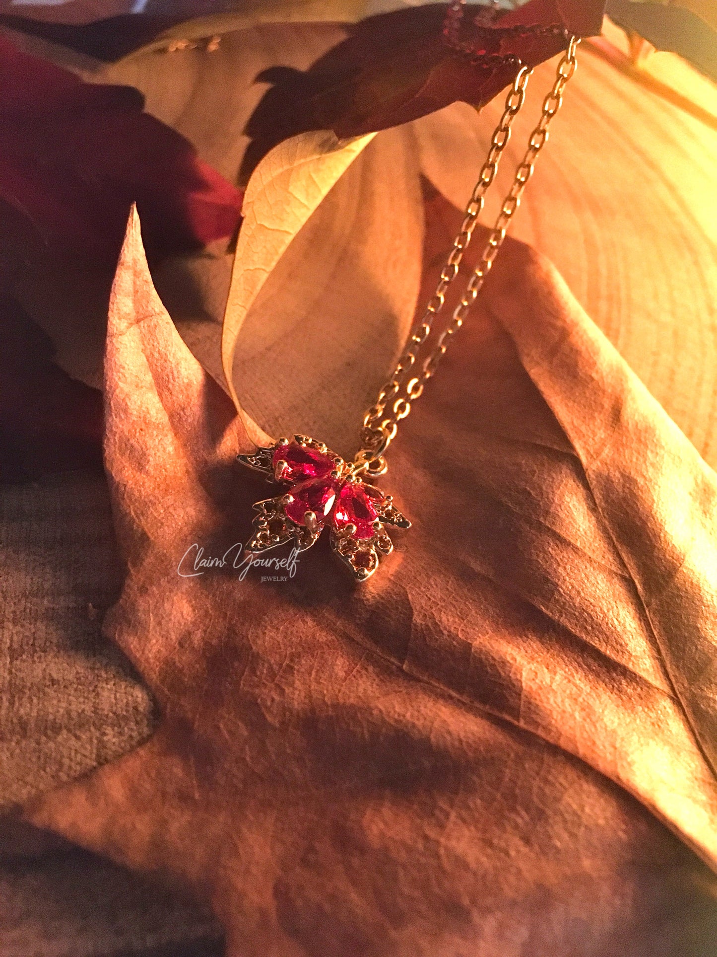 Collana "Autumn Maple Leaf" - Foglia d'Acero Pendente in ottone placcato oro 18k e cristalli Cubic Zirconia Orange-Red - Gioielli Autunno