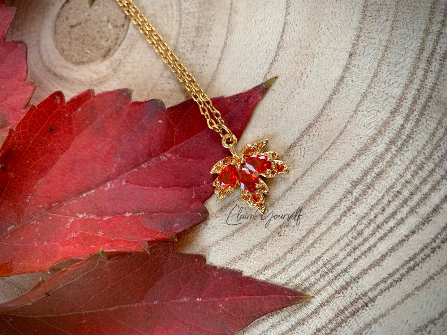 Collana "Autumn Maple Leaf" - Foglia d'Acero Pendente in ottone placcato oro 18k e cristalli Cubic Zirconia Orange-Red - Gioielli Autunno