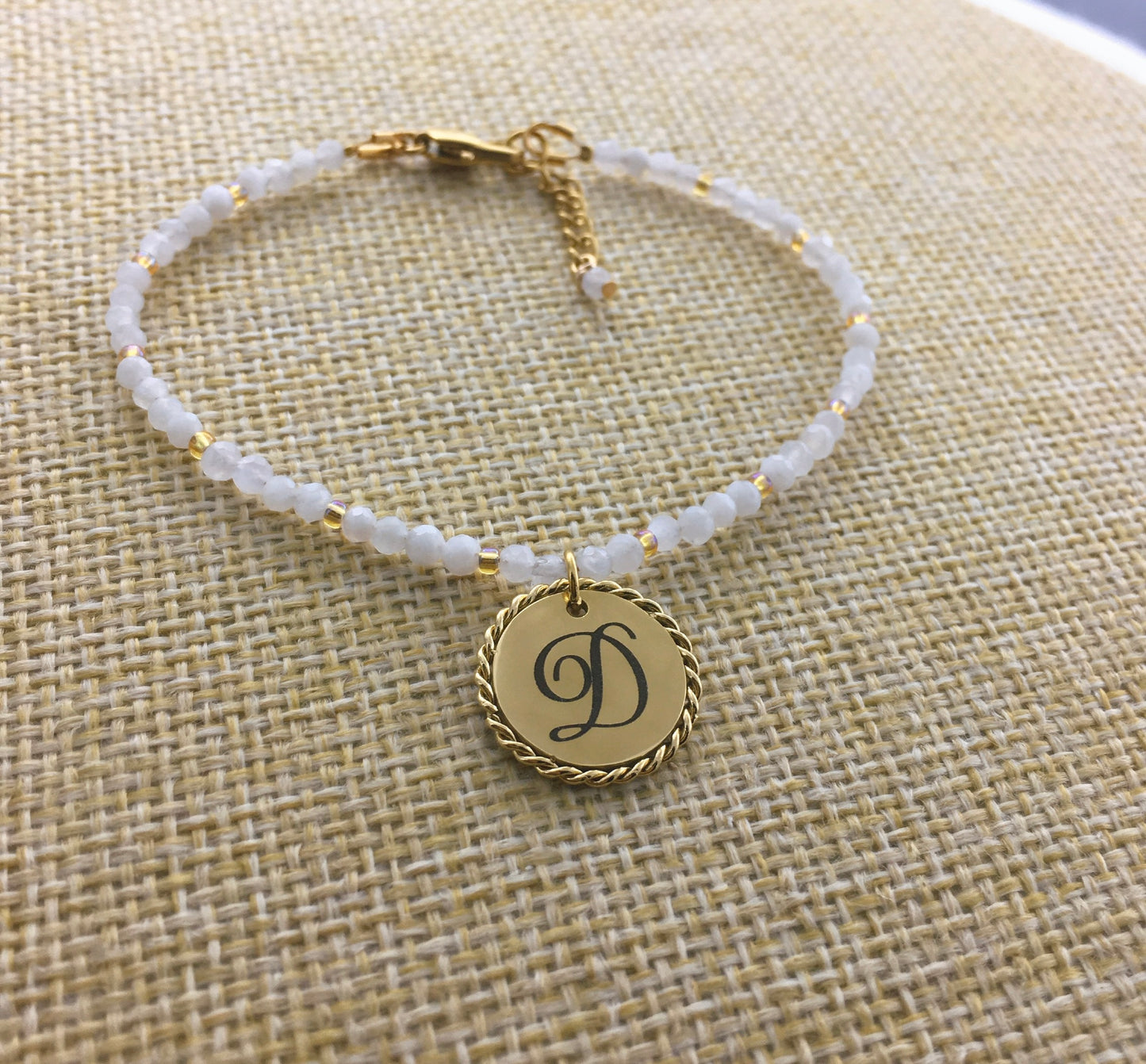 Bracciale perle Pietra di Luna naturali e perline Miyuki Gold - Ciondolo Rotondo Acciaio Dorato 18k Intrecciato - Incisione Personalizzata
