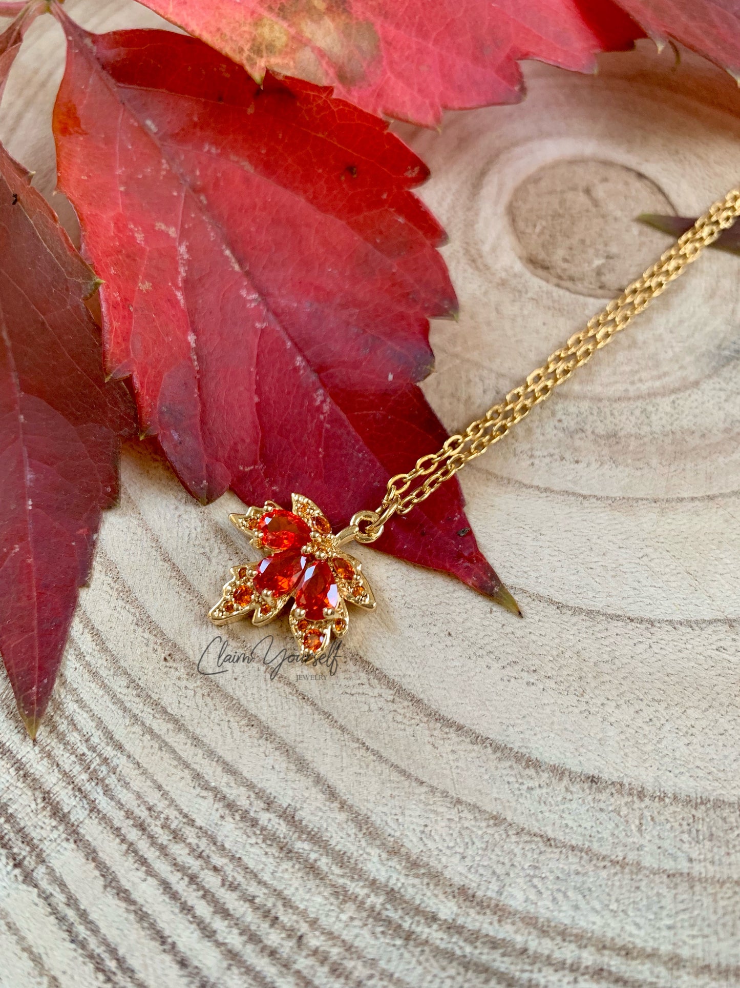 Collana "Autumn Maple Leaf" - Foglia d'Acero Pendente in ottone placcato oro 18k e cristalli Cubic Zirconia Orange-Red - Gioielli Autunno