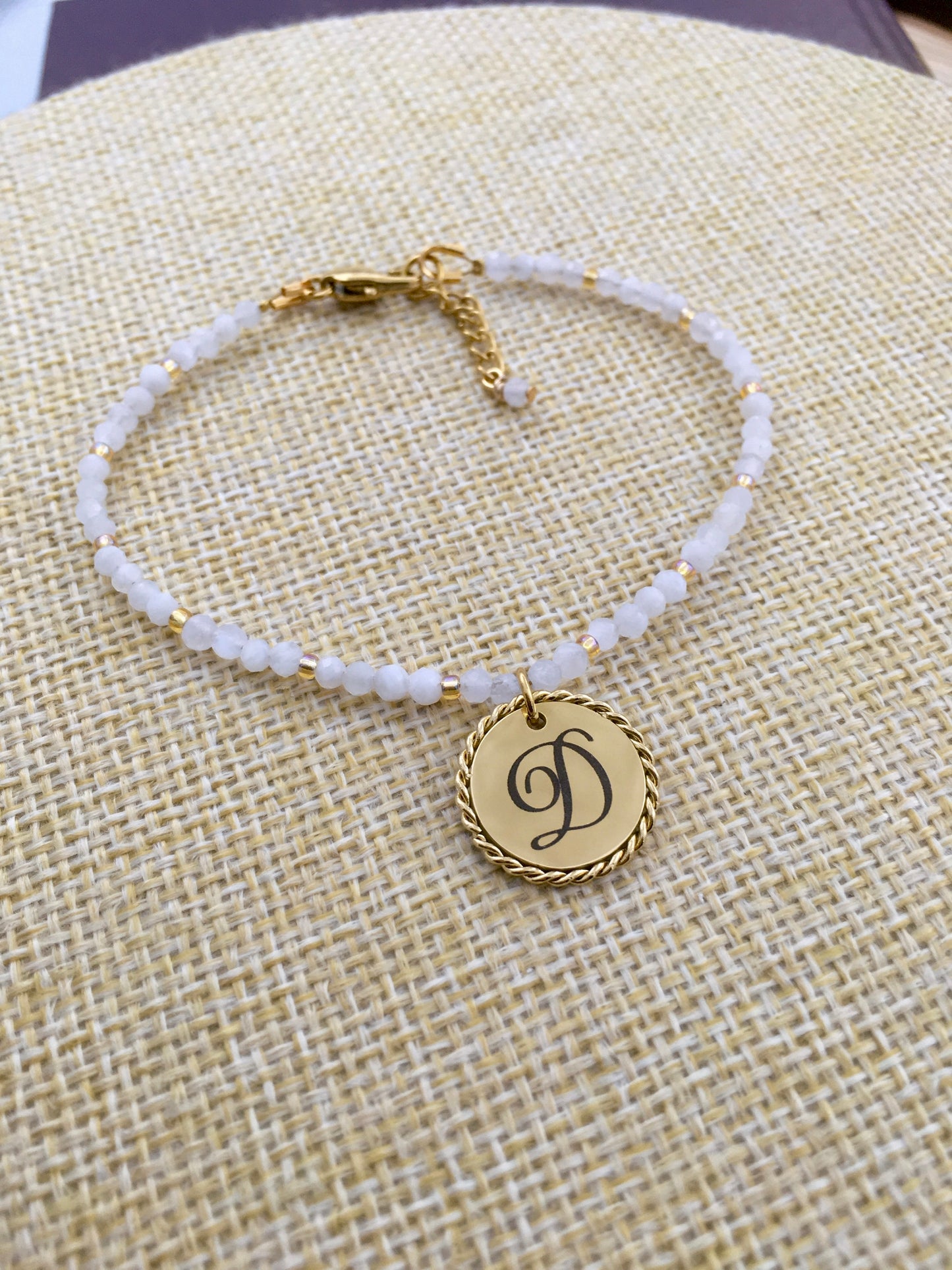 Bracciale perle Pietra di Luna naturali e perline Miyuki Gold - Ciondolo Rotondo Acciaio Dorato 18k Intrecciato - Incisione Personalizzata