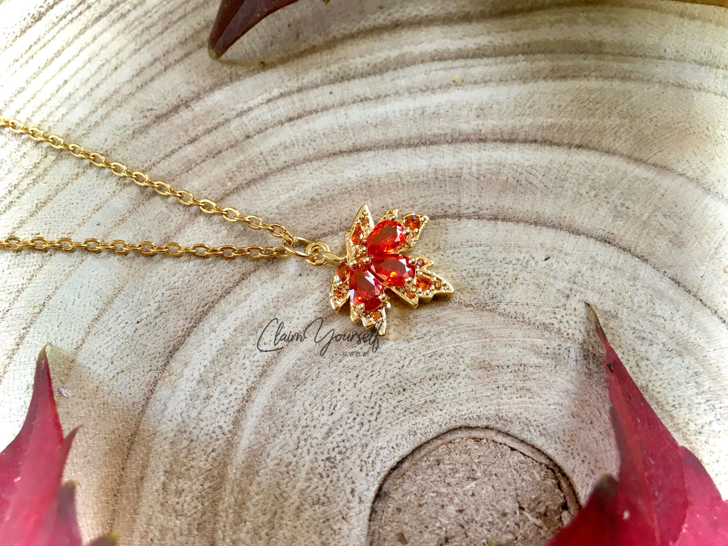 Collana "Autumn Maple Leaf" - Foglia d'Acero Pendente in ottone placcato oro 18k e cristalli Cubic Zirconia Orange-Red - Gioielli Autunno