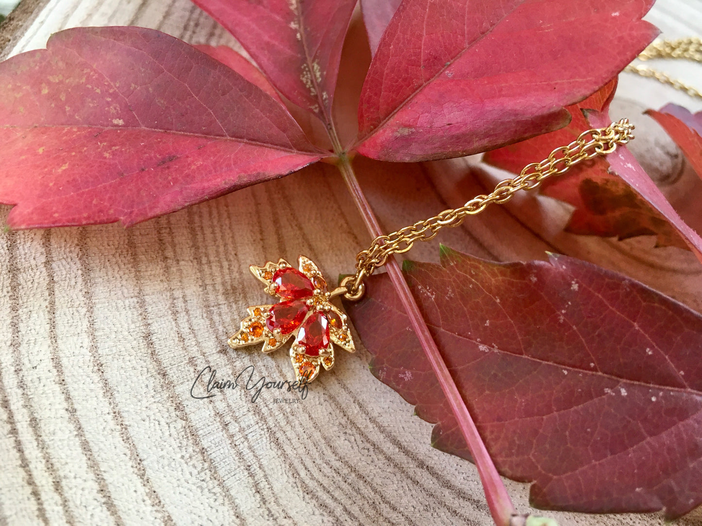 Collana "Autumn Maple Leaf" - Foglia d'Acero Pendente in ottone placcato oro 18k e cristalli Cubic Zirconia Orange-Red - Gioielli Autunno