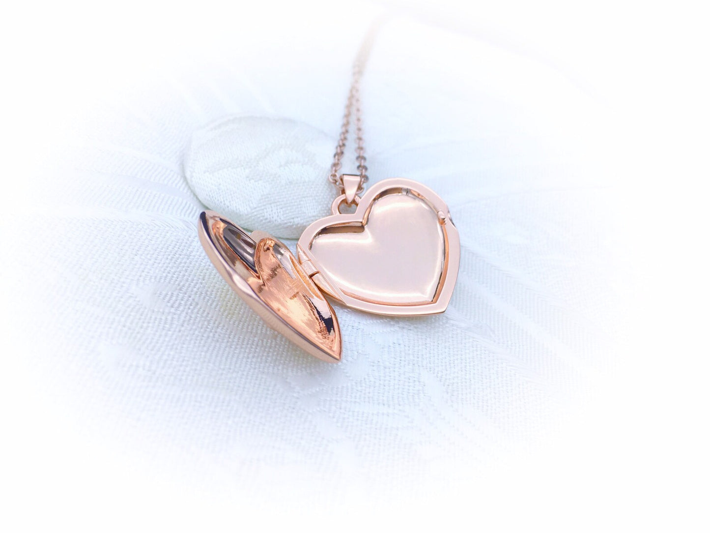 Princess Odette Necklace Openable Heart Pendant Swan The Spell of the Lake Locket Rose Gold Photo Frame