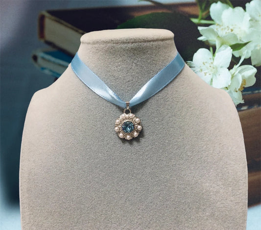 Daphne Bridgerton Choker Collarino Vintage in Raso Azzurro - Edwardian Regency Style - Cristallo Aquamarina e Perle