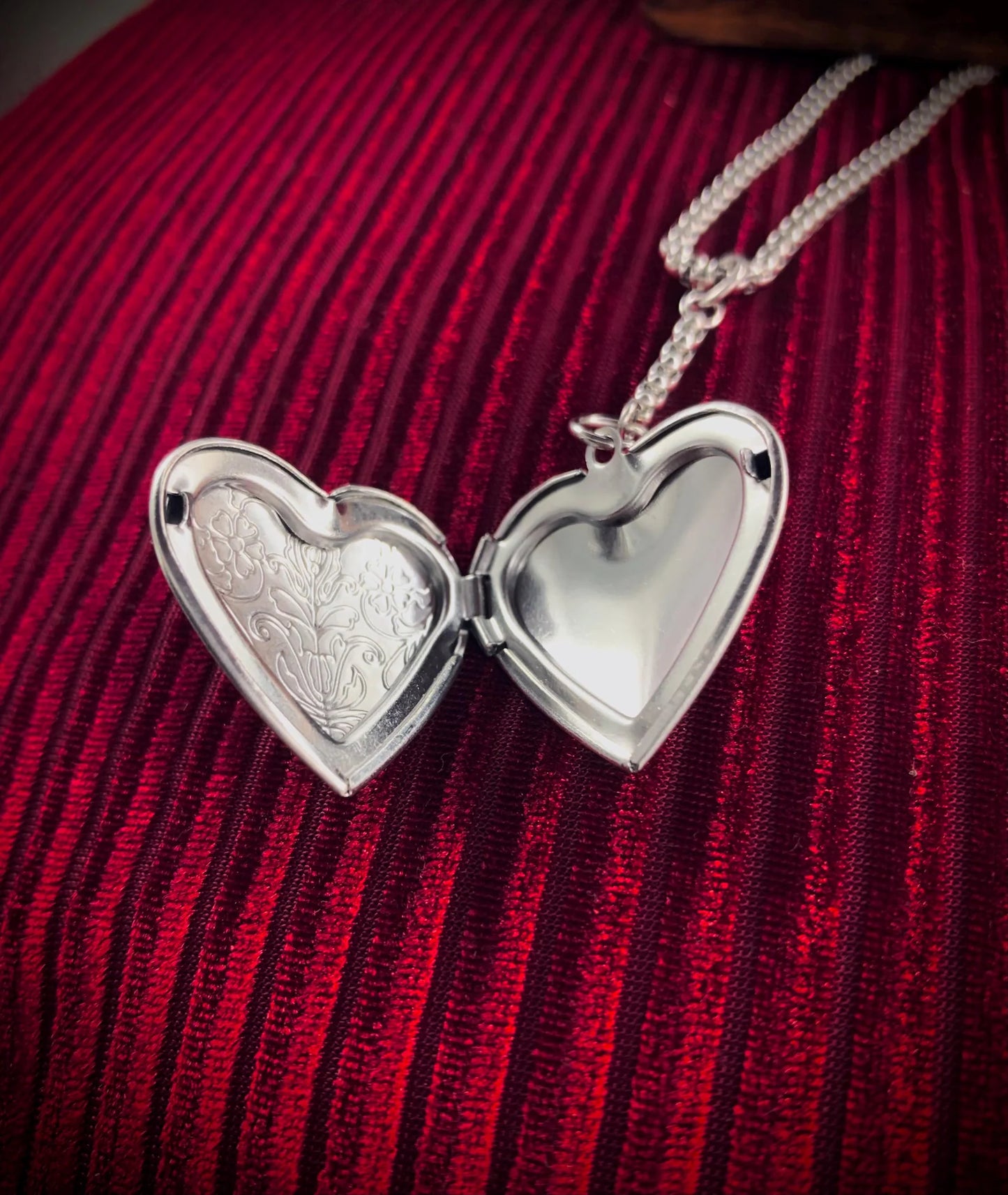 Collana Ellen Medaglione Cuore Nosferatu - Ciondolo Portafoto Locket Gotico - Acciaio Inossidabile - Incisione Gratuita