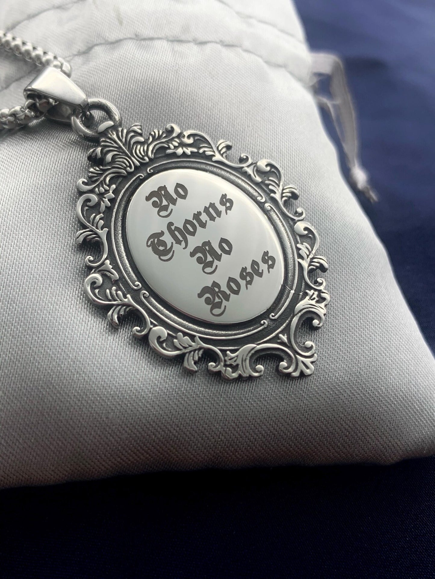 Collana Pendente Inciso Citazione Medaglione Fiore Rosa Specchio Gotico - Ciondolo Acciaio Inossidabile - Incisione Personalizzata