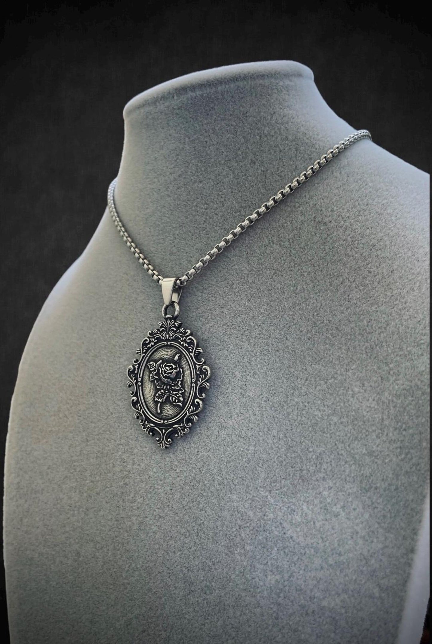 Collana Pendente Inciso Citazione Medaglione Fiore Rosa Specchio Gotico - Ciondolo Acciaio Inossidabile - Incisione Personalizzata