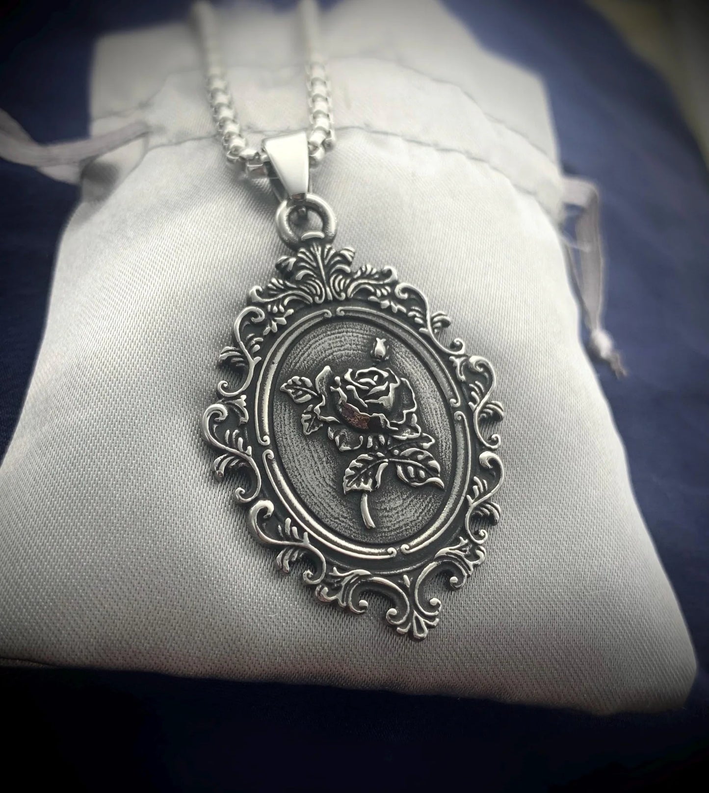 Collana Pendente Inciso Citazione Medaglione Fiore Rosa Specchio Gotico - Ciondolo Acciaio Inossidabile - Incisione Personalizzata