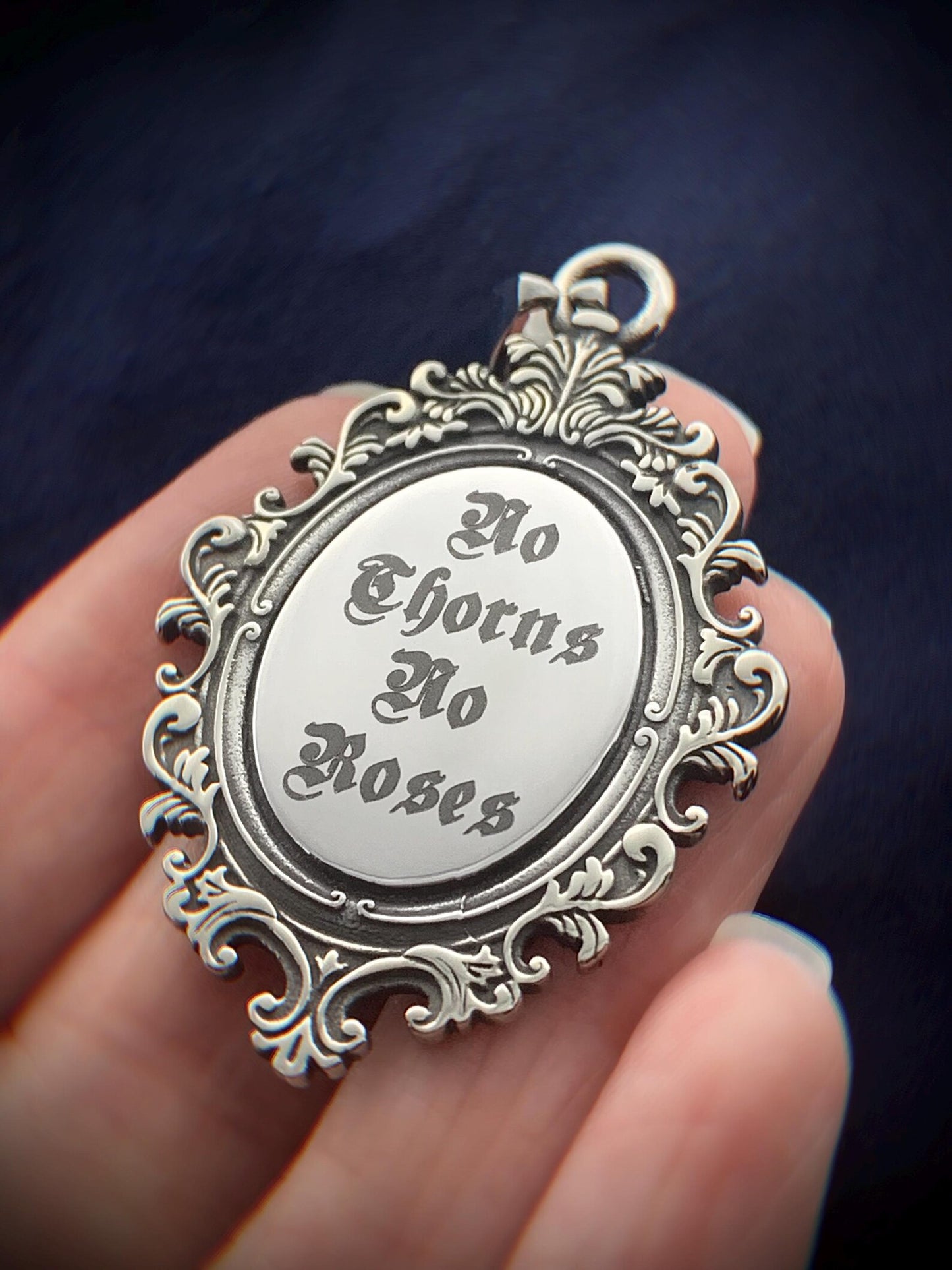 Collana Pendente Inciso Citazione Medaglione Fiore Rosa Specchio Gotico - Ciondolo Acciaio Inossidabile - Incisione Personalizzata