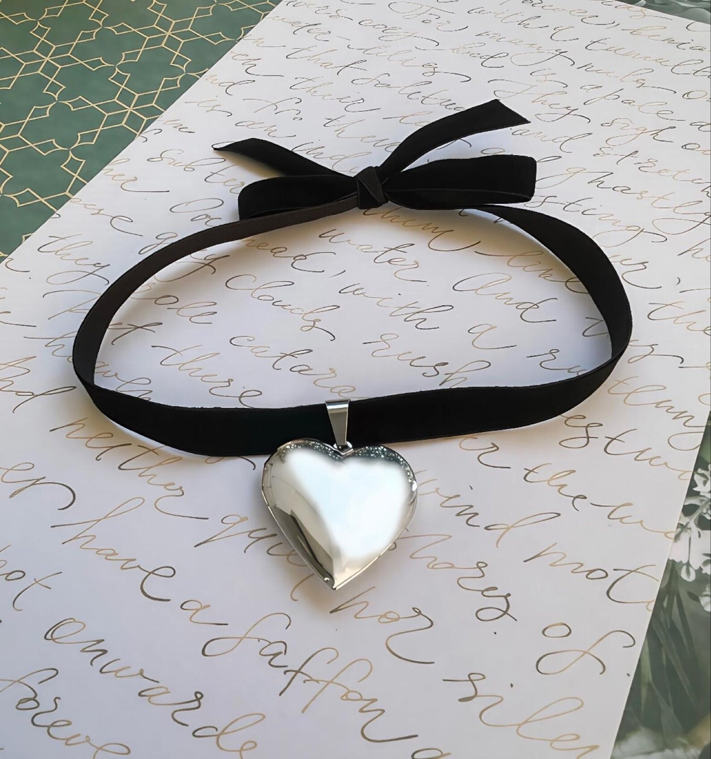 Collana Collarino Velluto Medaglione Cuore - Ciondolo Portafoto Locket Choker - Acciaio Inossidabile - Incisione Personalizzata