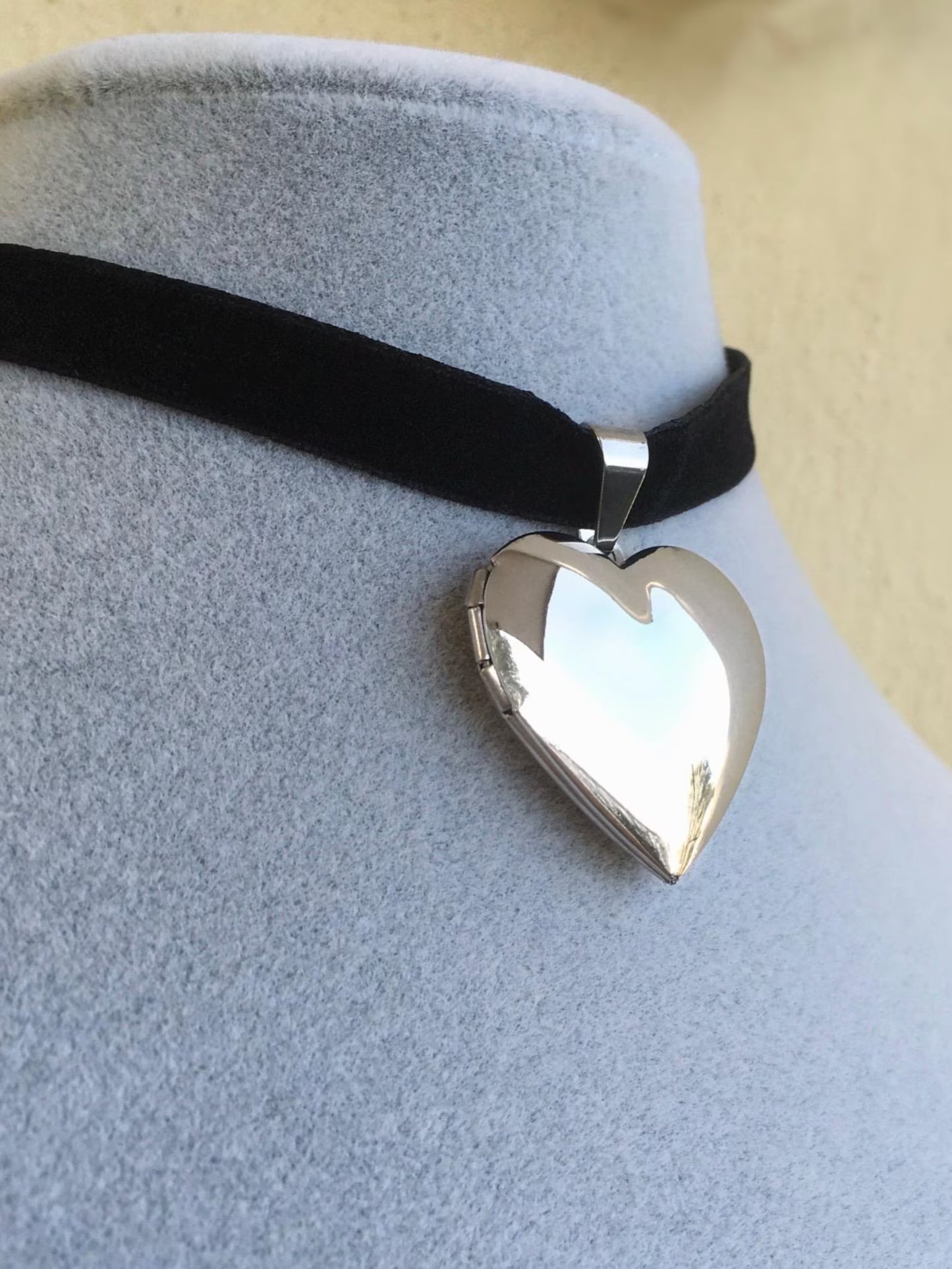 Collana Collarino Velluto Medaglione Cuore - Ciondolo Portafoto Locket Choker - Acciaio Inossidabile - Incisione Personalizzata
