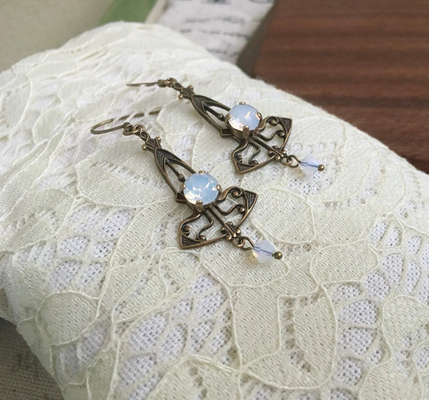 Lady Morgana - Orecchini Ottone Anticato e Cristalli Opal White